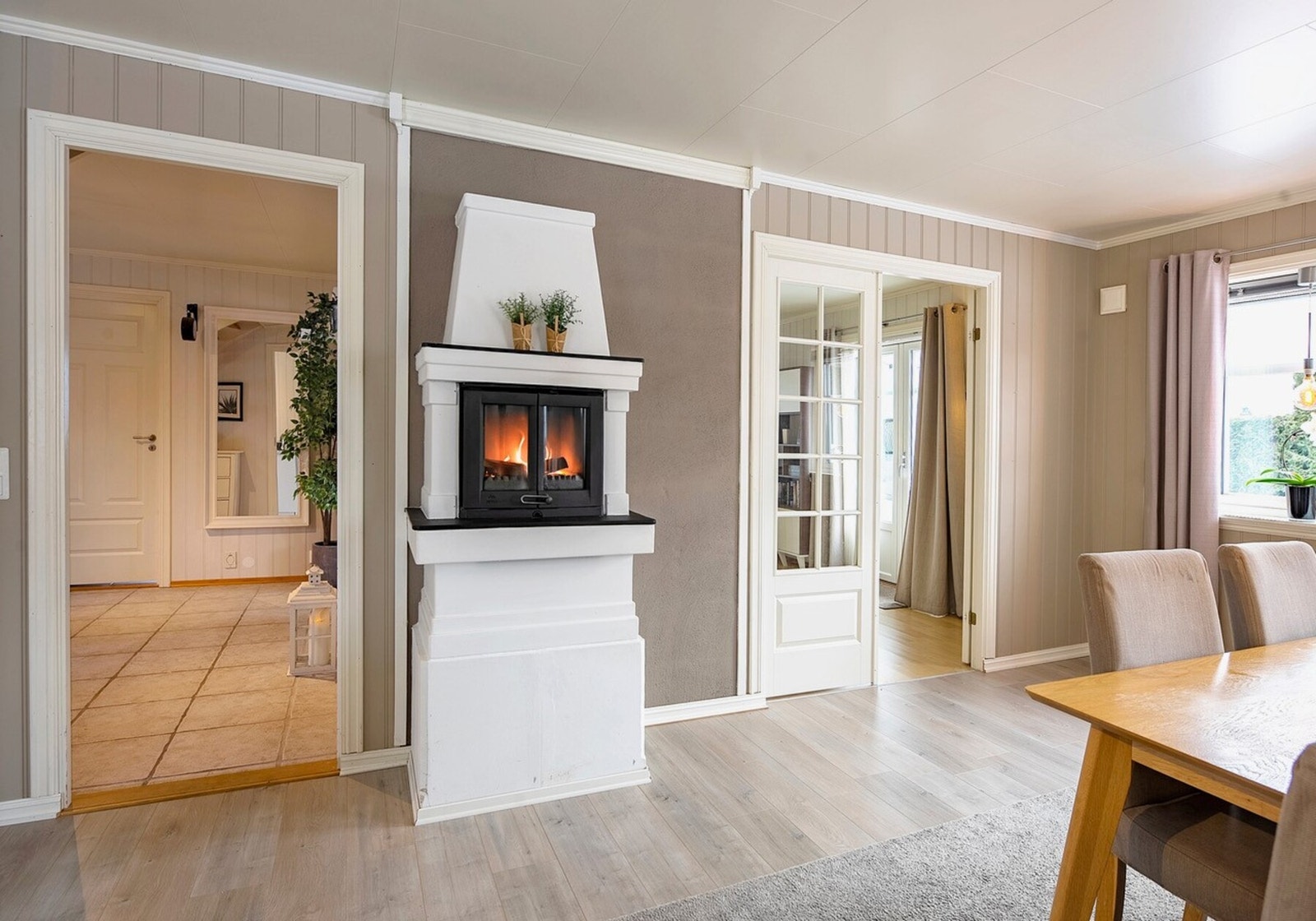 Det er egen peisovn på kjøkkenet - Lun og koselig atmosfære til måltidene Galleribilde