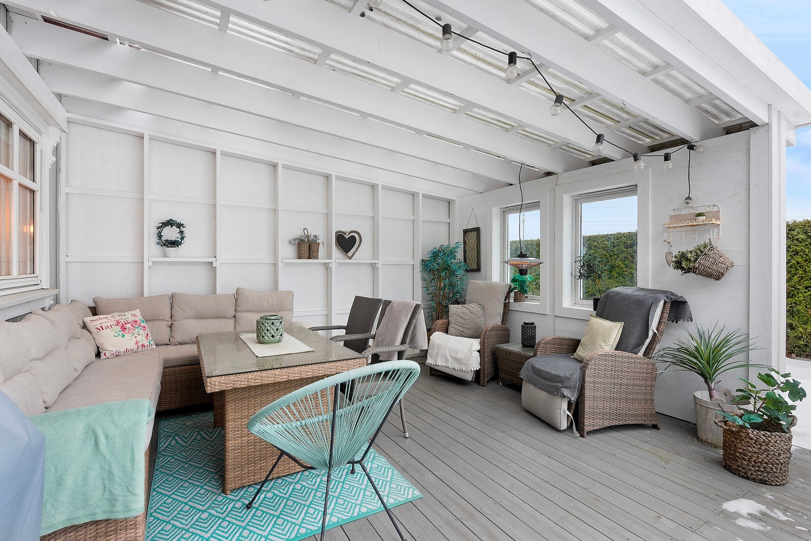 Med utgang fra stuen har du terrasse på 48 m2 som er delvis overbygget - et lunt og koselig område med kort vei til hagen Galleribilde