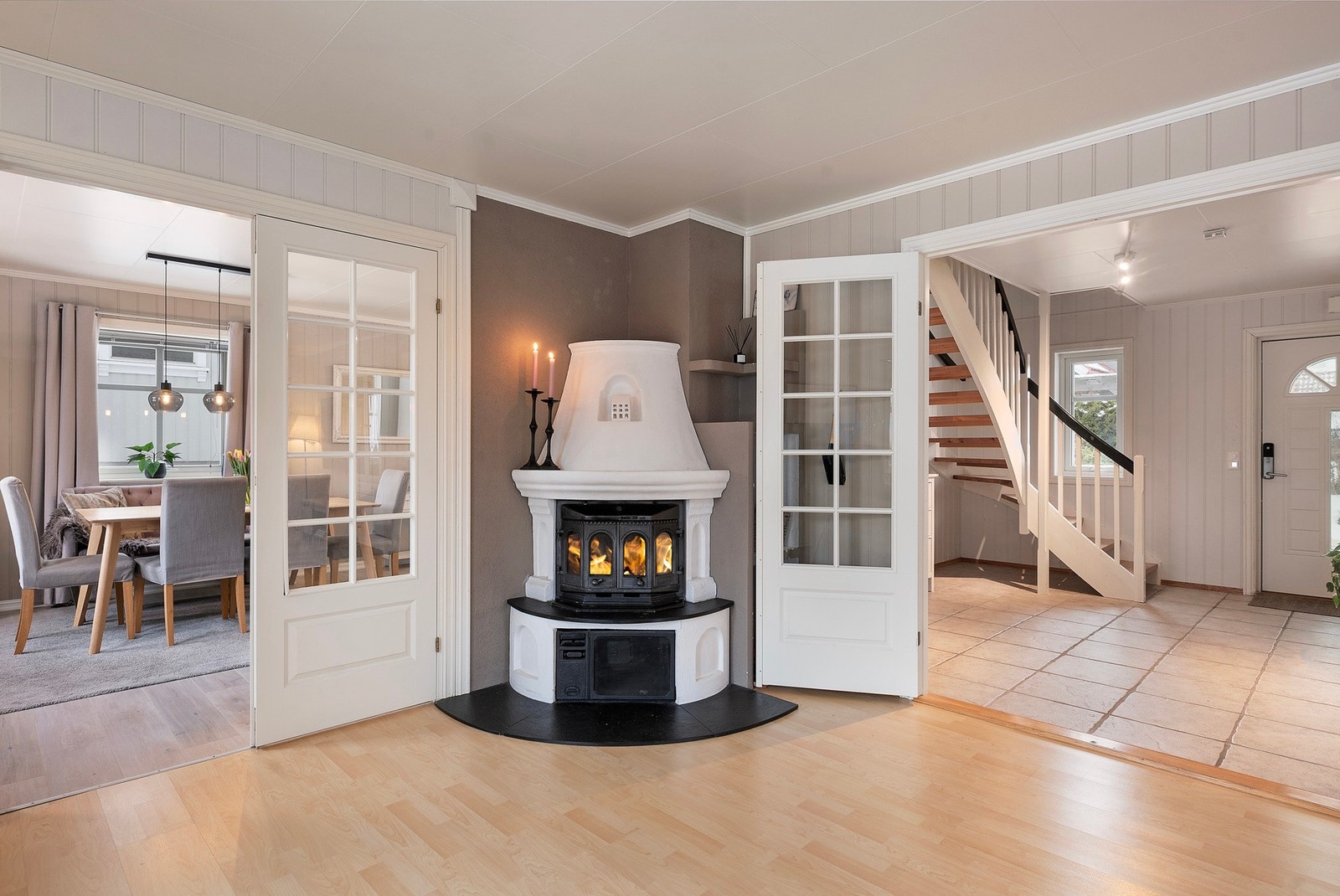 Rommet holder en god temperatur sommer og vinter med både varmepumpe og peisovn Galleribilde