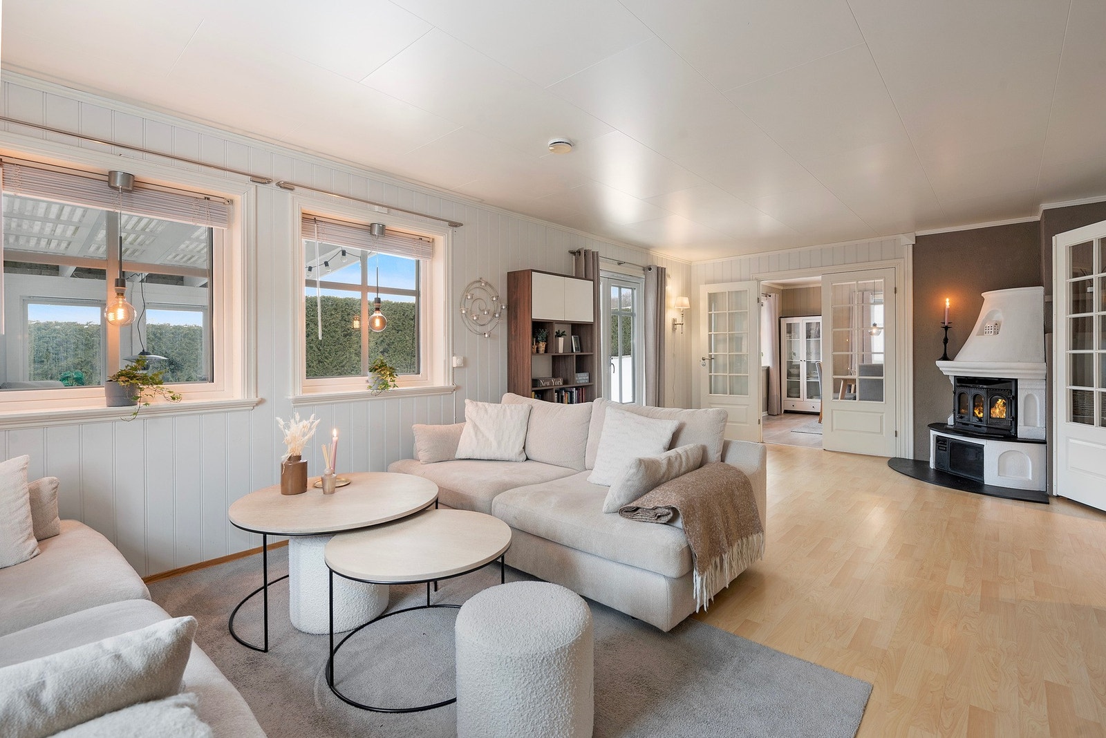 Stuen har en god størrelse som gir deg rom for variert møblering - Her har du kort vei til uteområdene Galleribilde