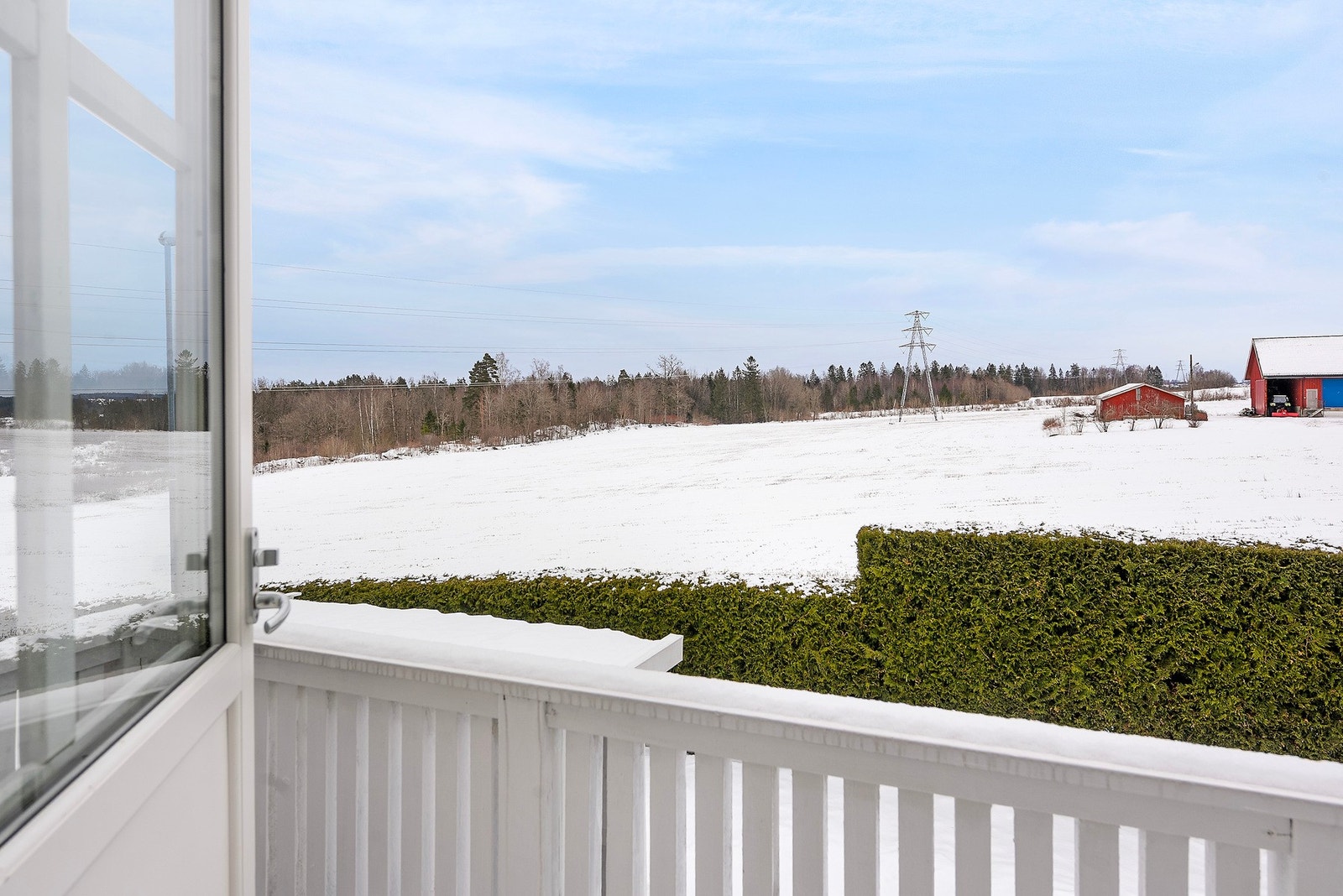 Utgang til liten balkong med fredelig utsyn Galleribilde