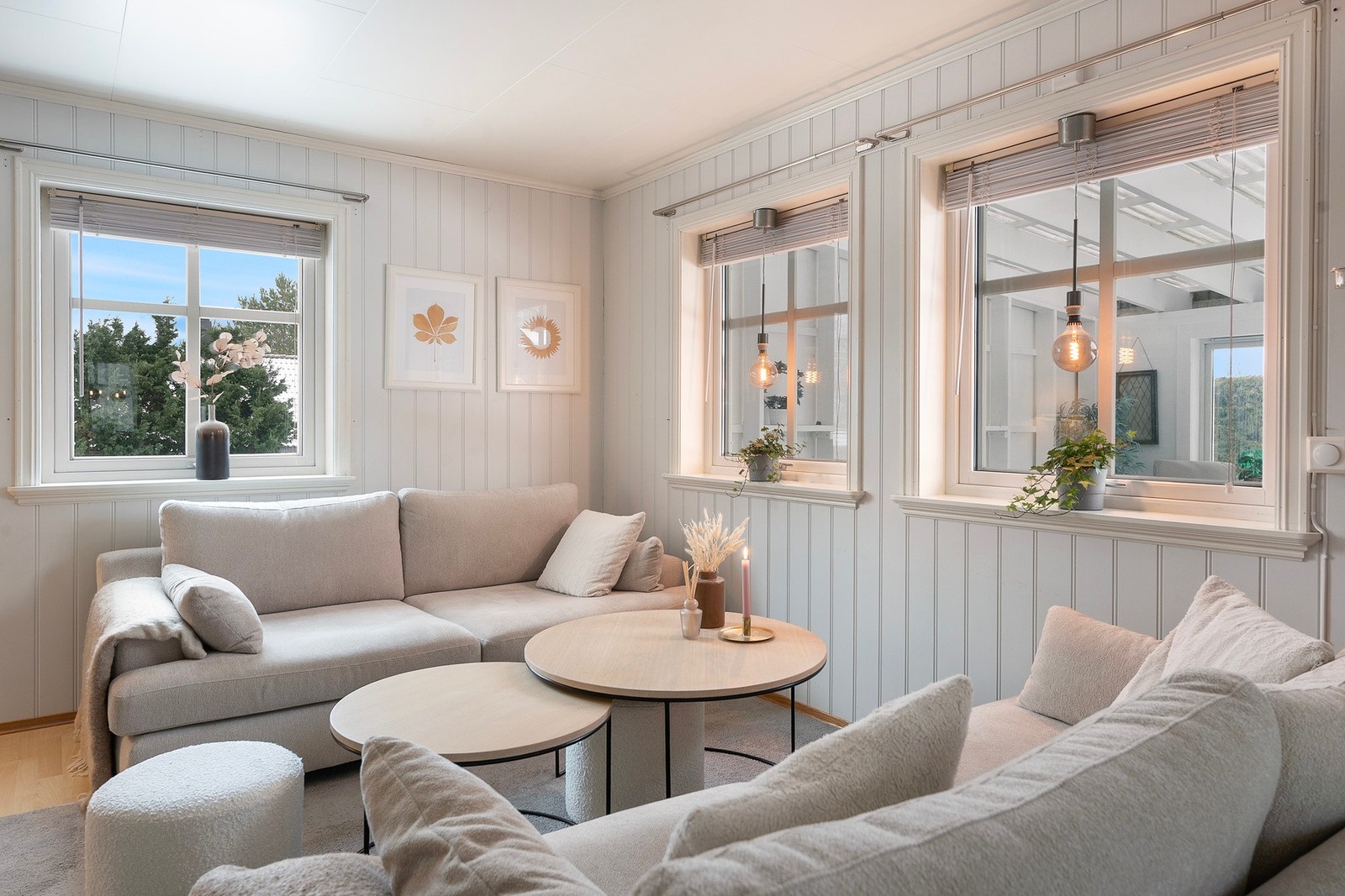 I stuen finner du store vindusflater mot uteplass og hage, som gir rikelig med naturlig lys, et fredelig utsyn og minimalt med innsyn Galleribilde