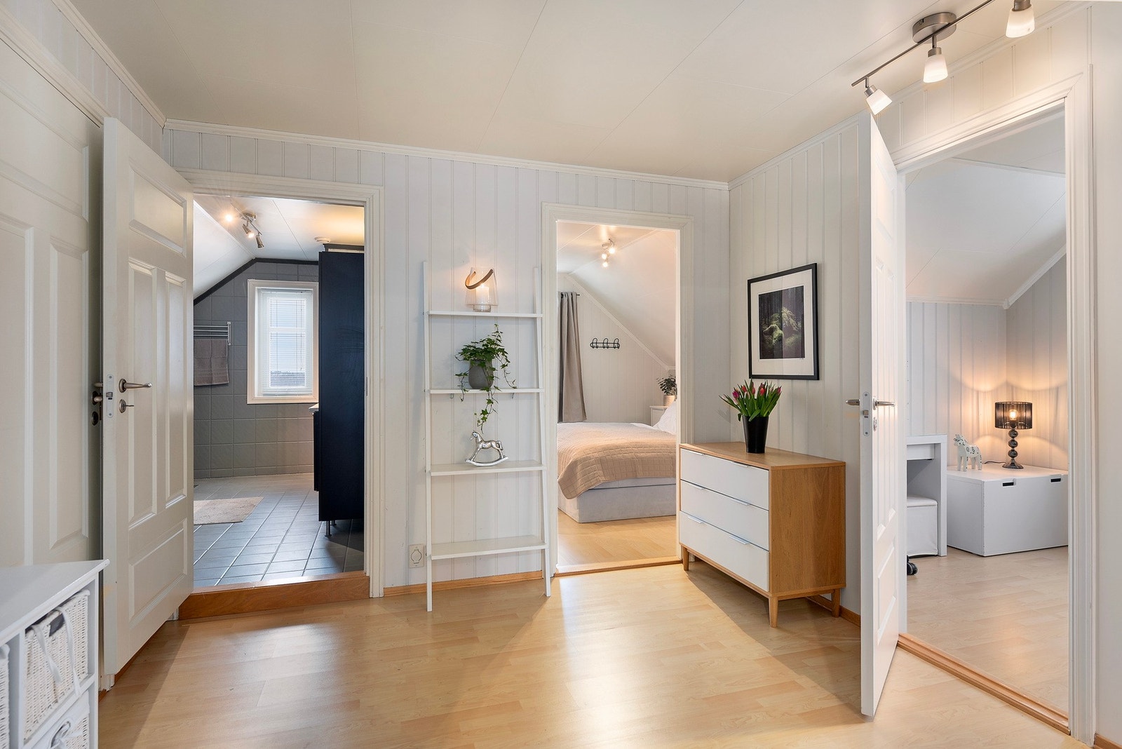 Praktisk løsning med alle soverommene i egen etasje og kort vei til badeværelse Galleribilde