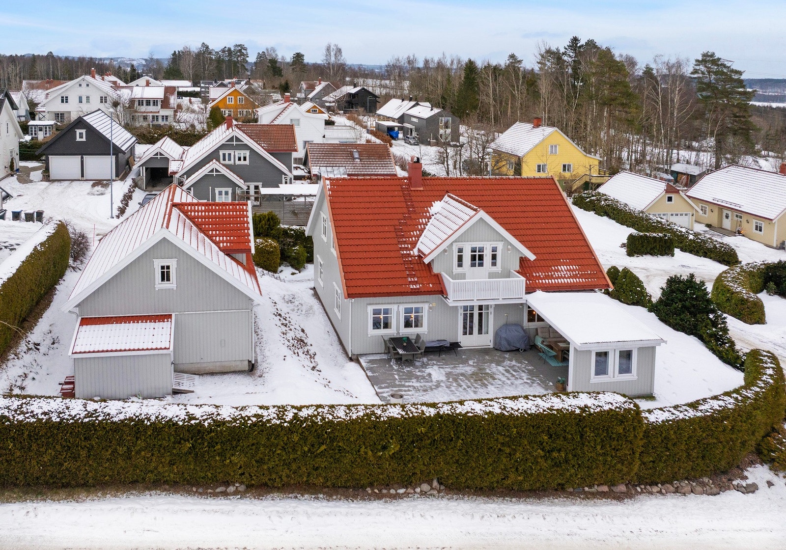 Med hekk rundt tomten får du et trygt og usjenert uteområdet Galleribilde
