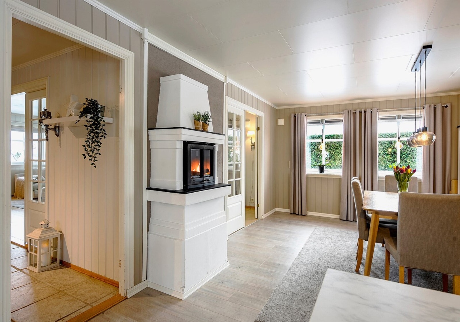 Planløsningen har åpninger mellom rommene som gir god flyt i hverdagen og legger til rette for at barna kan løpe fritt i ring Galleribilde