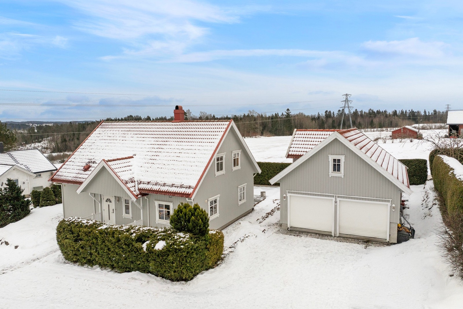 En romslig enebolig på romslig tomt, med attraktiv beliggenhet som kombinerer nærhet til sentrum med et trygt og barnevennlig nabolag Galleribilde