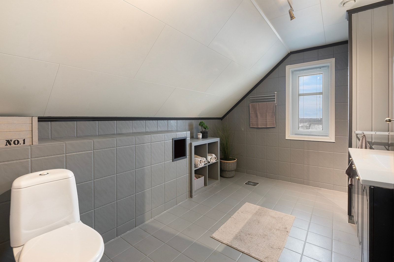 Slik som badet i 1.etasje, har badet i 2.etasje flislagt gulv med varmekabler og toalett Galleribilde