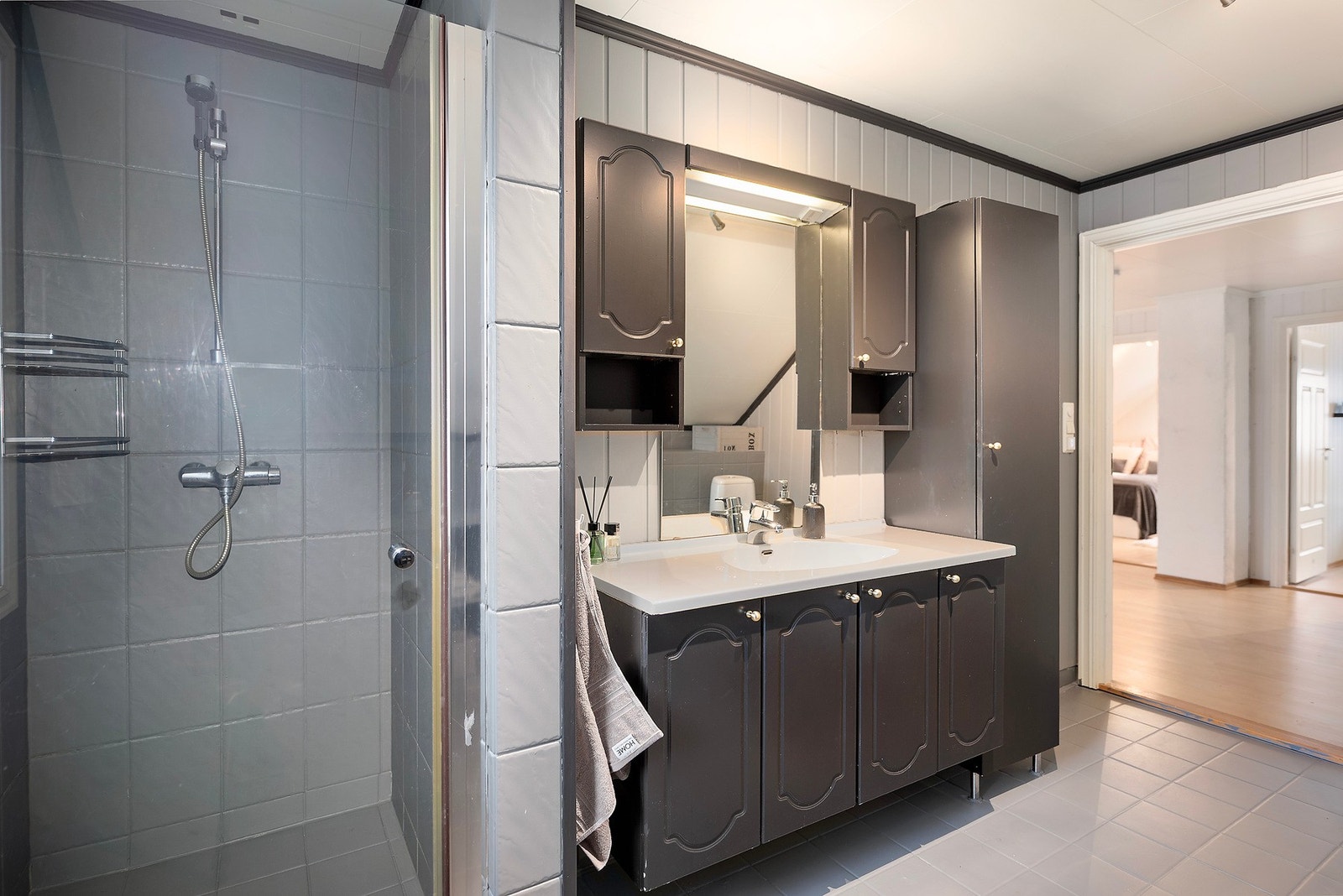 Et fullverdig bad med dusjnisje, og god oppvaringsplass i servantinnredning Galleribilde