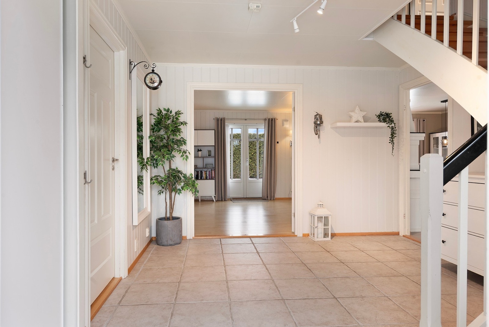 Med lys og romslig entré er det enkelt å holde orden og tilføre ekstra sko- og klesoppbevaring om det er behov Galleribilde