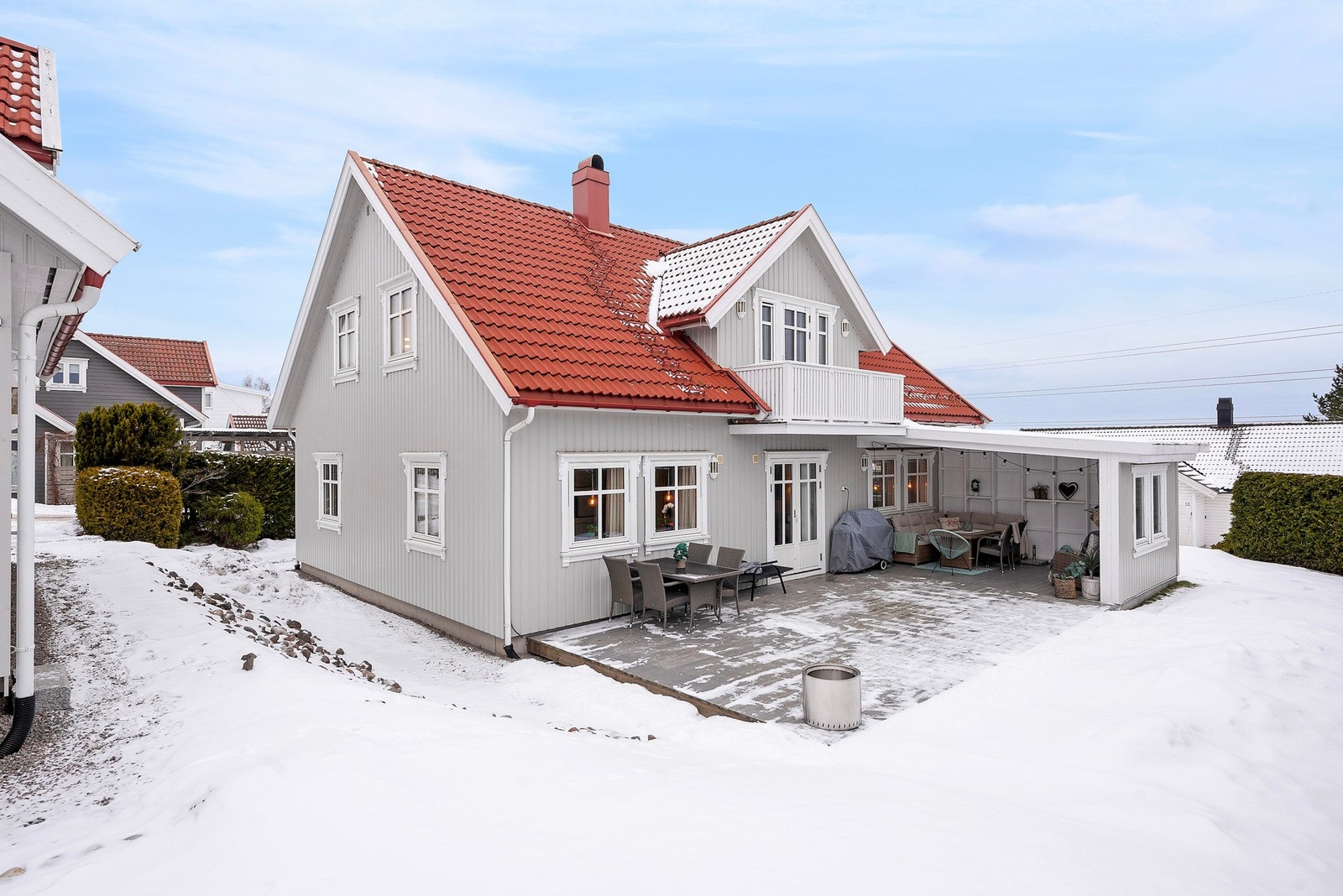 Her har du adkomst til hage og terrasse fra innkjørsel Galleribilde
