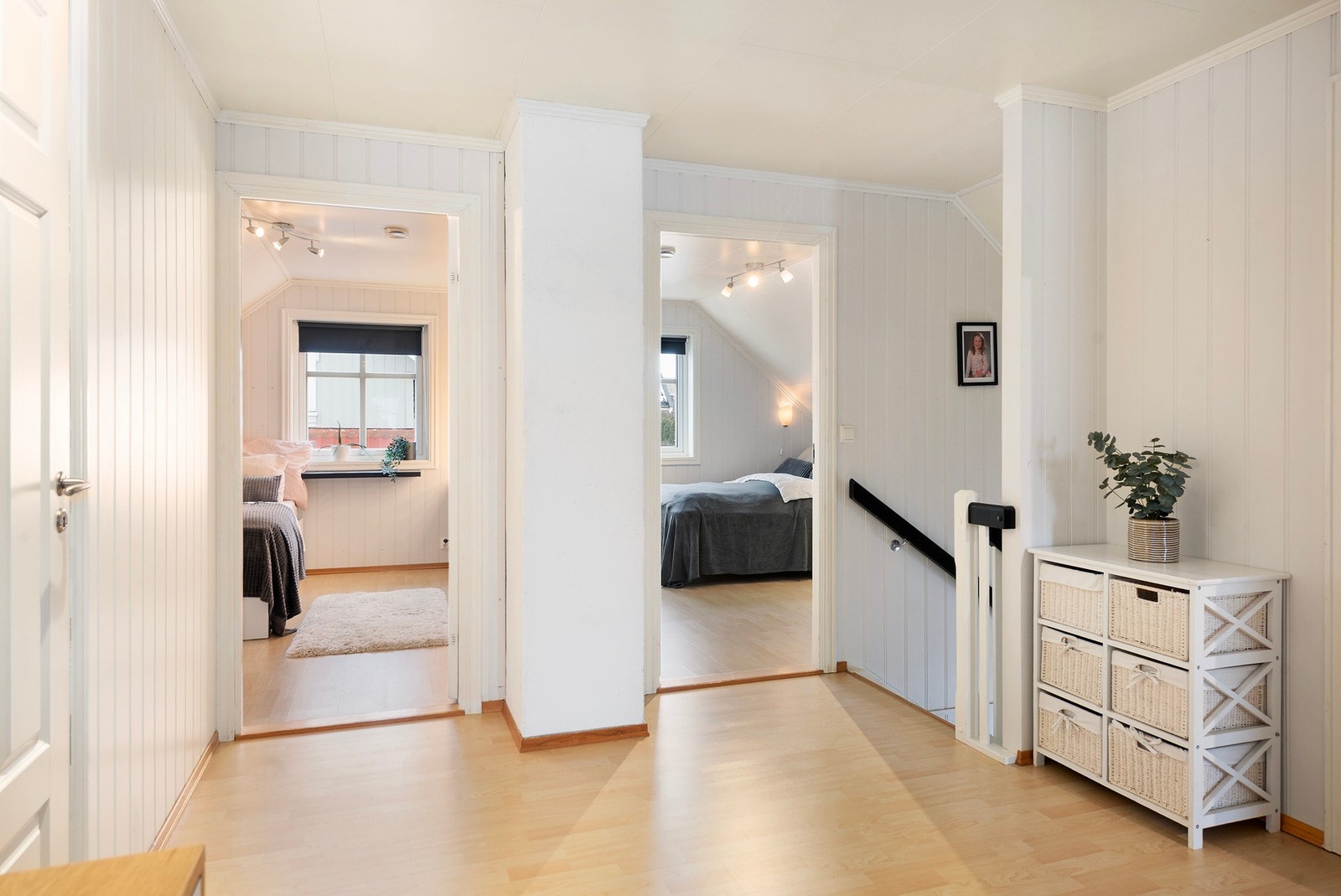 I 2.etasje kommer du opp i lys gang som gir deg adkomst videre til det andre badet, loftstue og de 4 soverommene Galleribilde