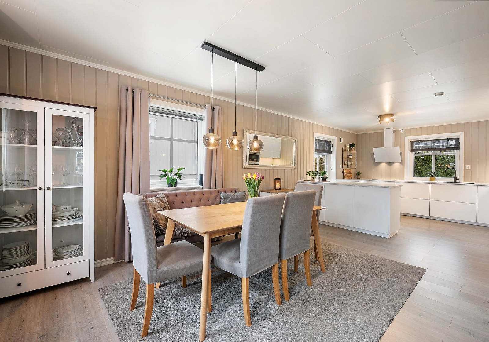 Med romslig og åpen løsning på kjøkkenet blir det et sosialt allrom hvor kokken kan delta selv om maten ikke er ferdig Galleribilde