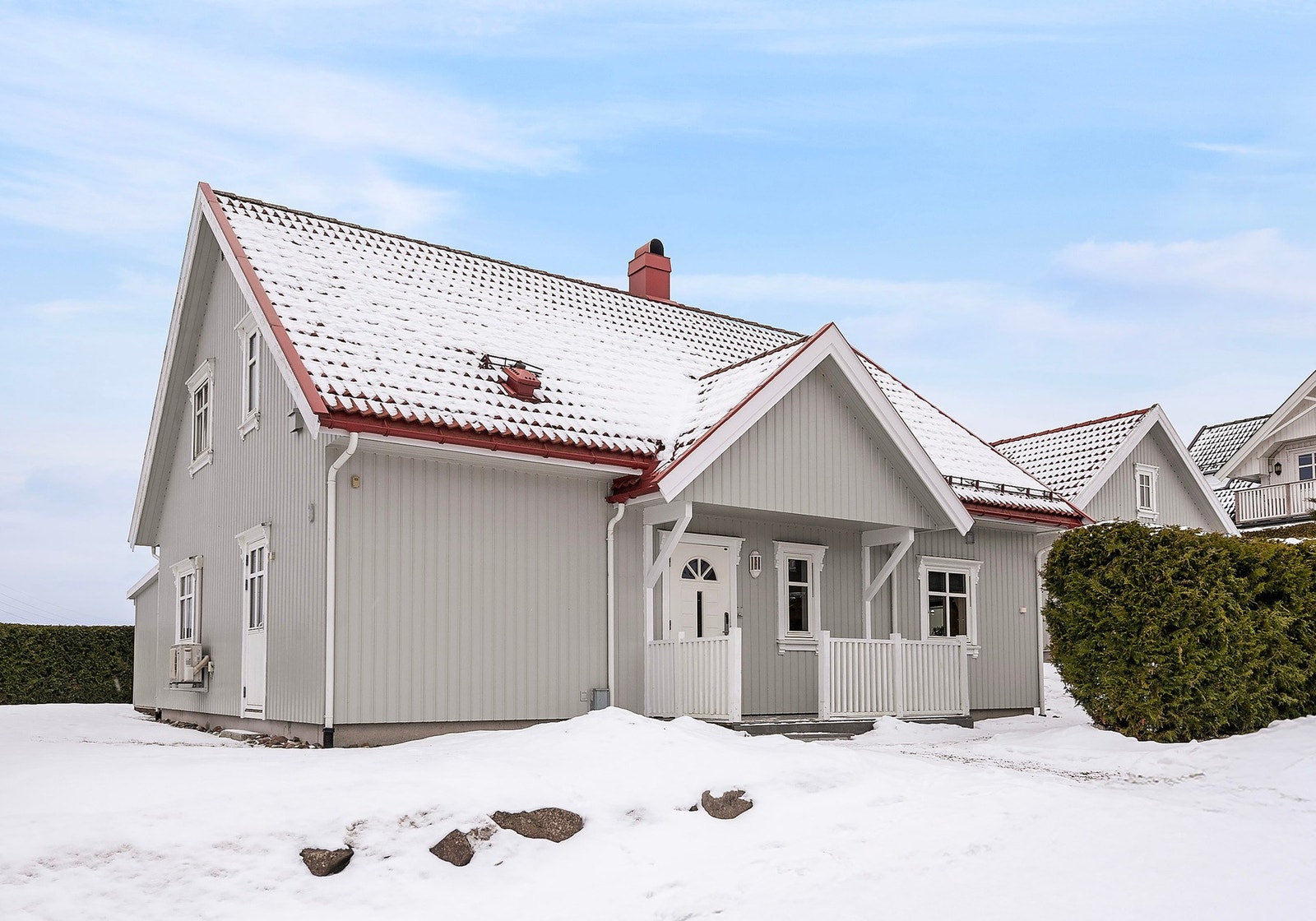 Velkommen hjem - her møtes du av et overbygget inngangsparti og nøkkelfri adkomst som gir en enkel, trygg og moderne inngang til boligen Galleribilde