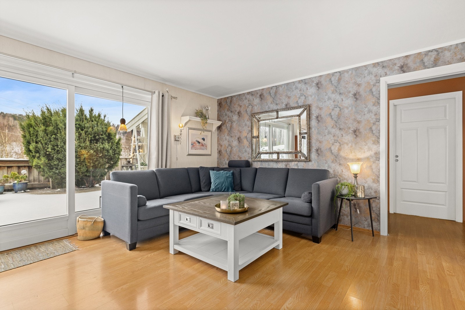 Sittegruppe og store vinduer som gir mye lys inn Galleribilde