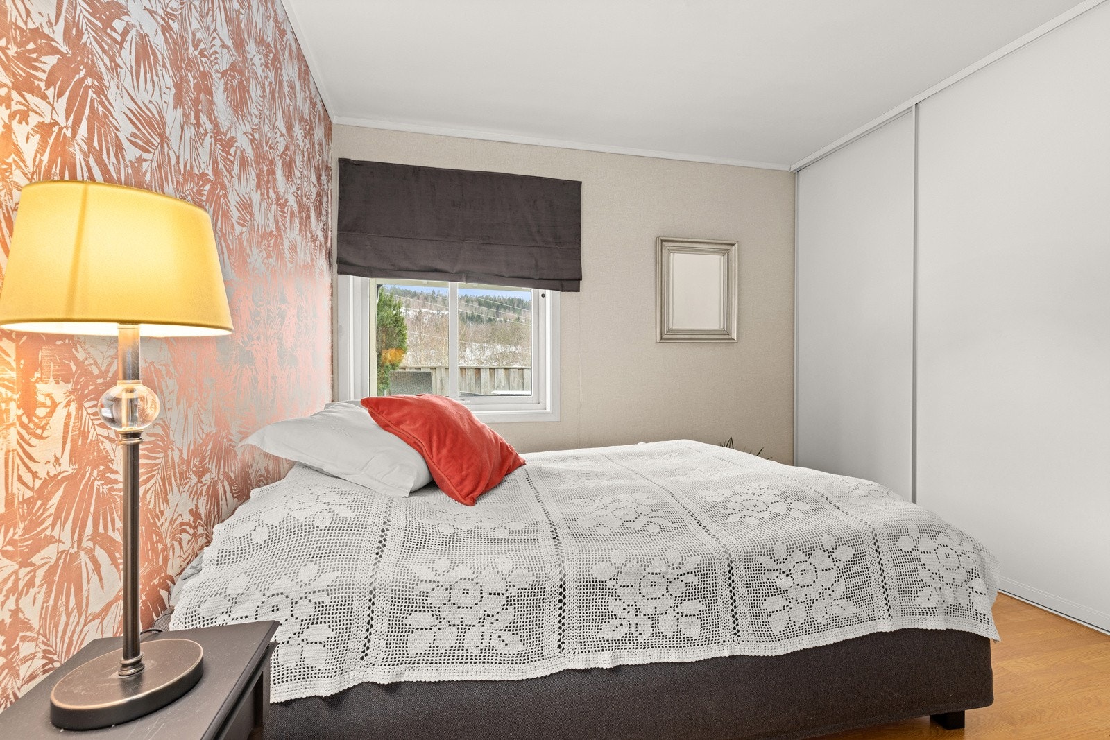 Hovedsoverom med skyvedørsgarderobe Galleribilde