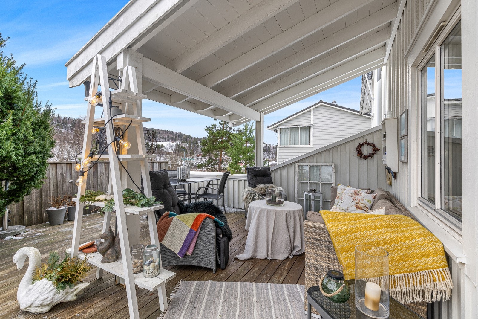 Del av terrassen er overbygget for sene sommerkvelder. Galleribilde