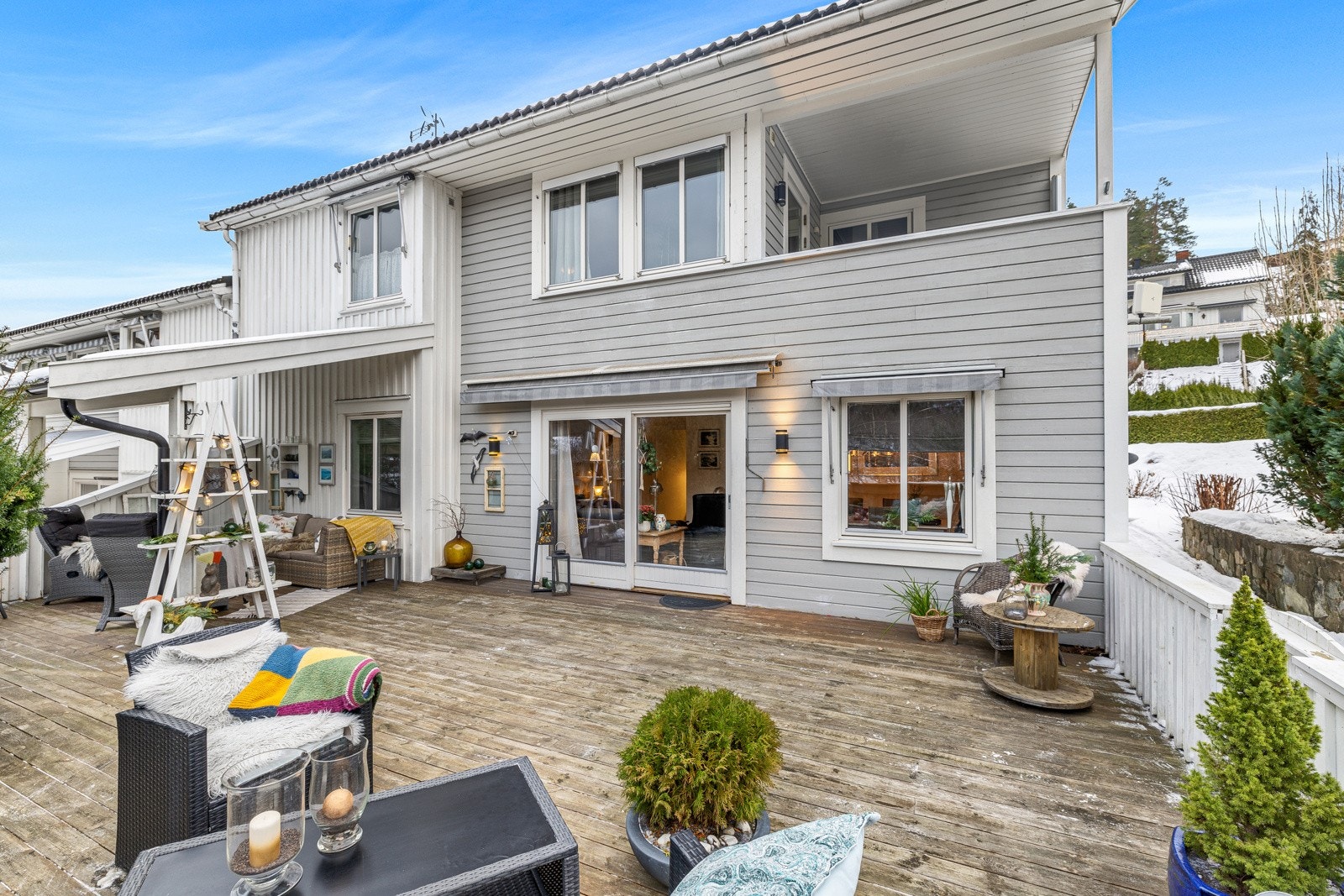 Flott stor solrik og usjenert terrasse utenfor stuen. Galleribilde