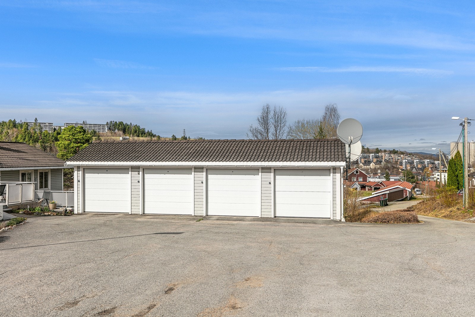 Boligen har 1 garasjeplass i fellesanlegg med automatisk portåpner ( nederste plan) Galleribilde