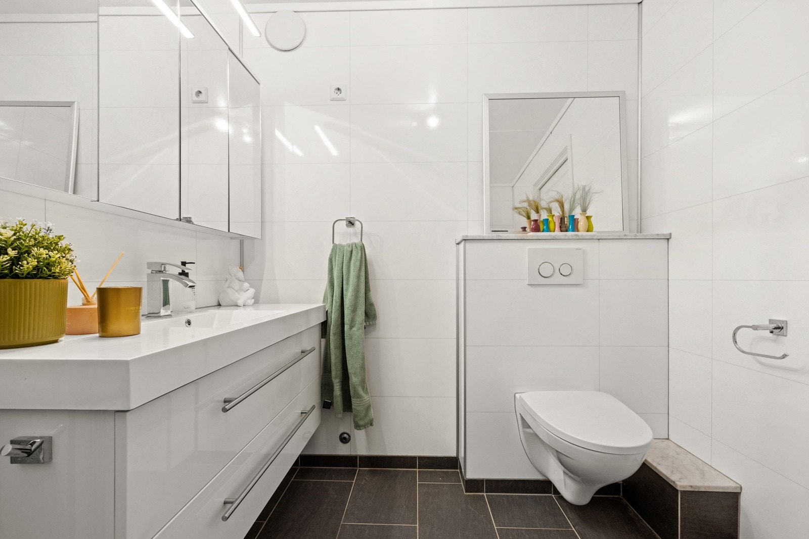 Bad/wc med fliser på gulv og våtromsplater på vegger. Galleribilde