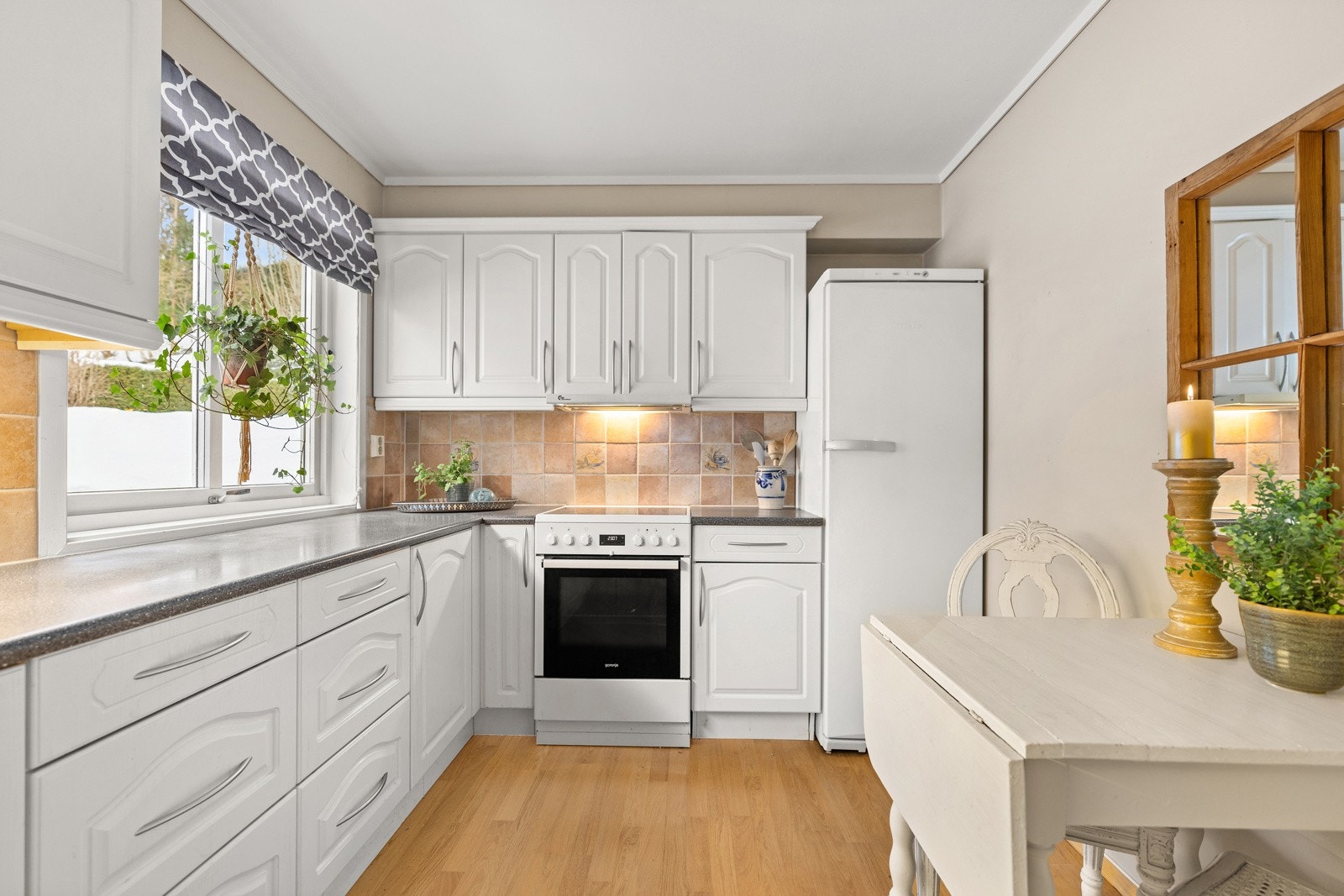 Hyggelig og lyst kjøkken med spiseplass Galleribilde