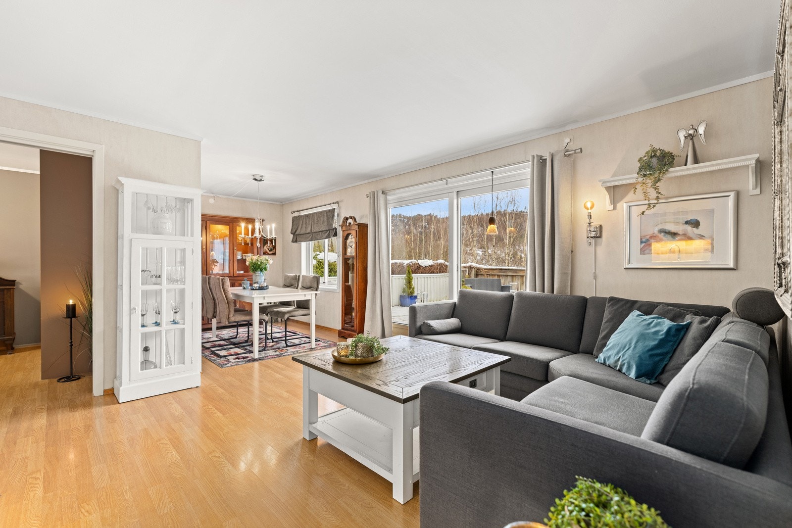 Stor romslig vestvendt stue Galleribilde