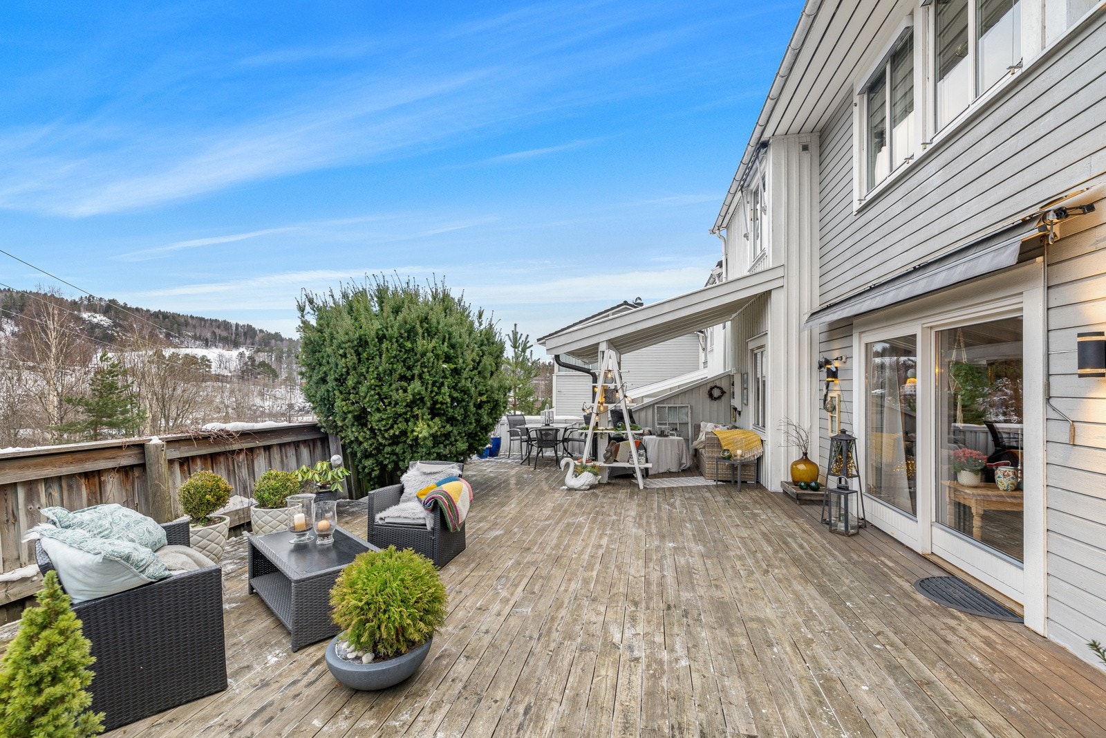 Flott terrasse utenfor stuen Galleribilde