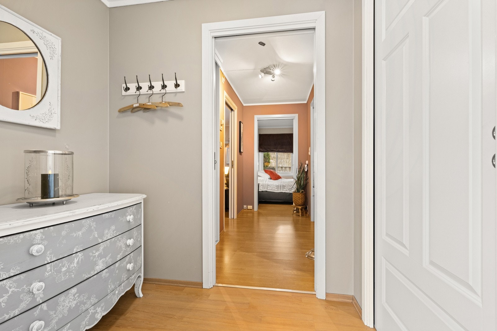 Gang med dør inn til bod på høyre side. Galleribilde