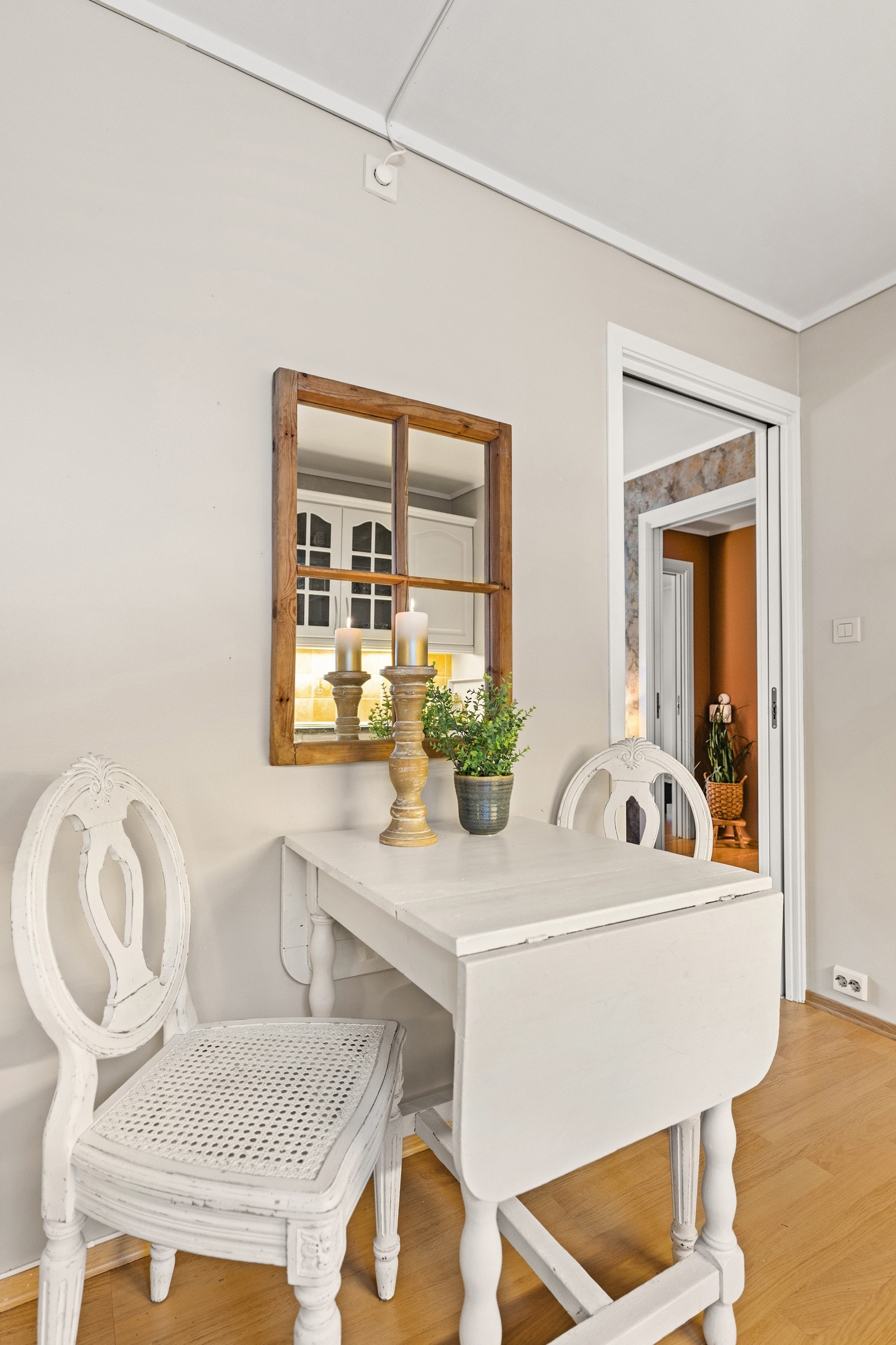 Plass til et lite spisebord på kjøkken. Galleribilde