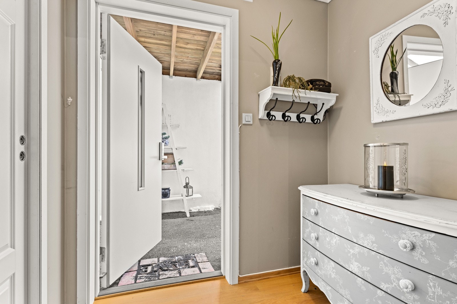 Inggangsparti/gang med plass til å henge av seg Galleribilde