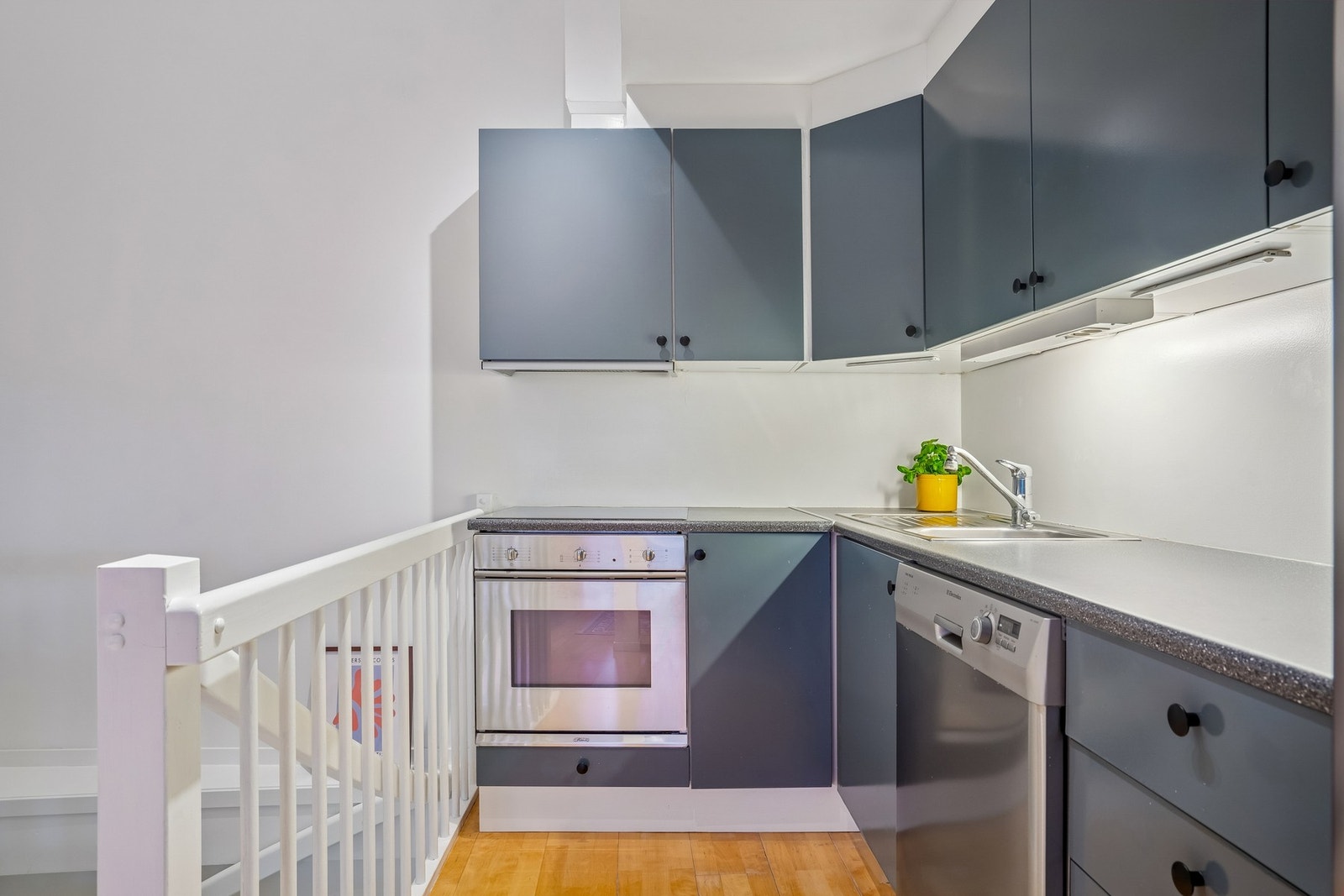 Kjøkkenet har glatte fronter og frittstående hvitevarer. Hvitevarene på kjøkken følger med salget Galleribilde