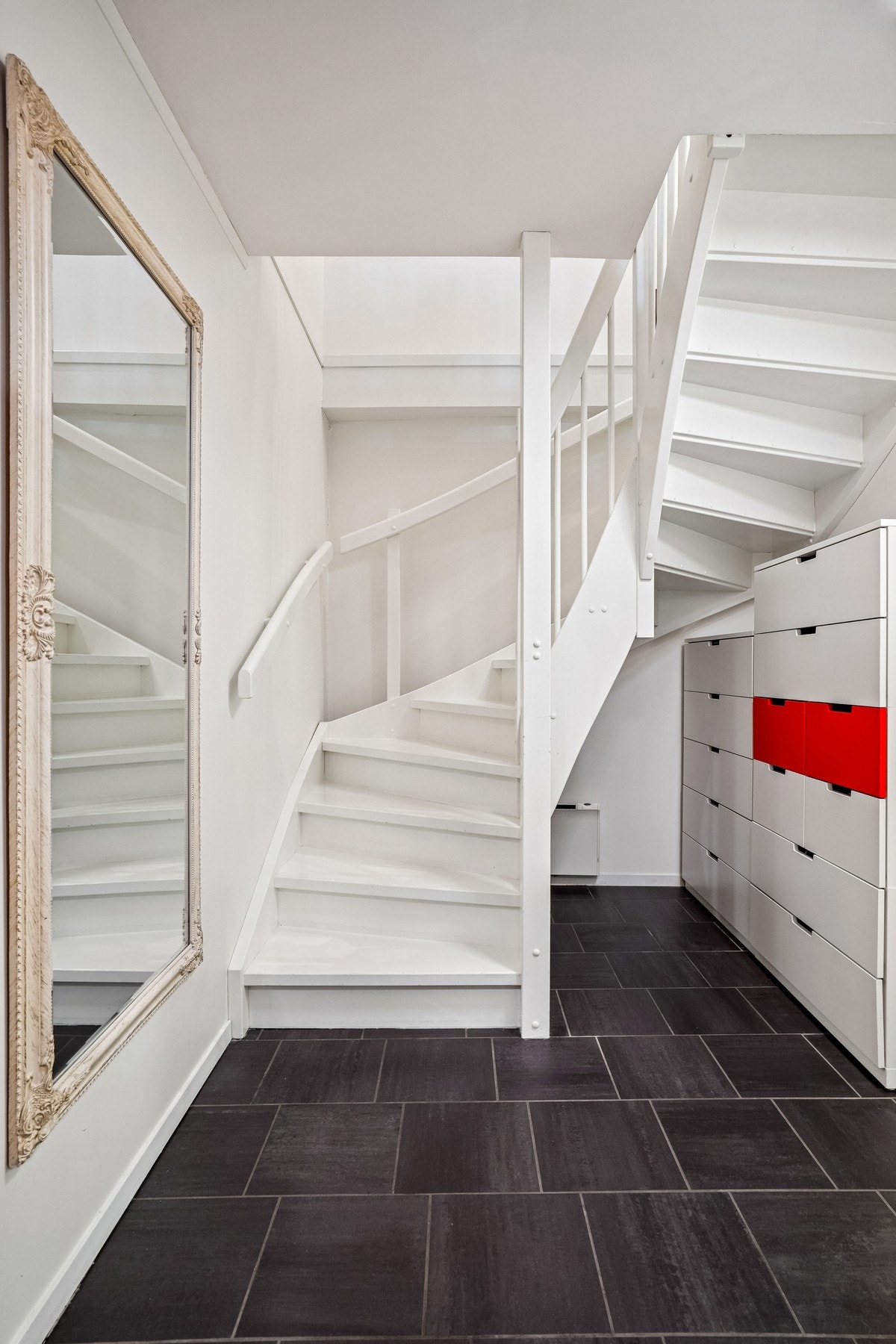 Gangen gir muligheten for ekstra oppbevaringsløsninger Galleribilde