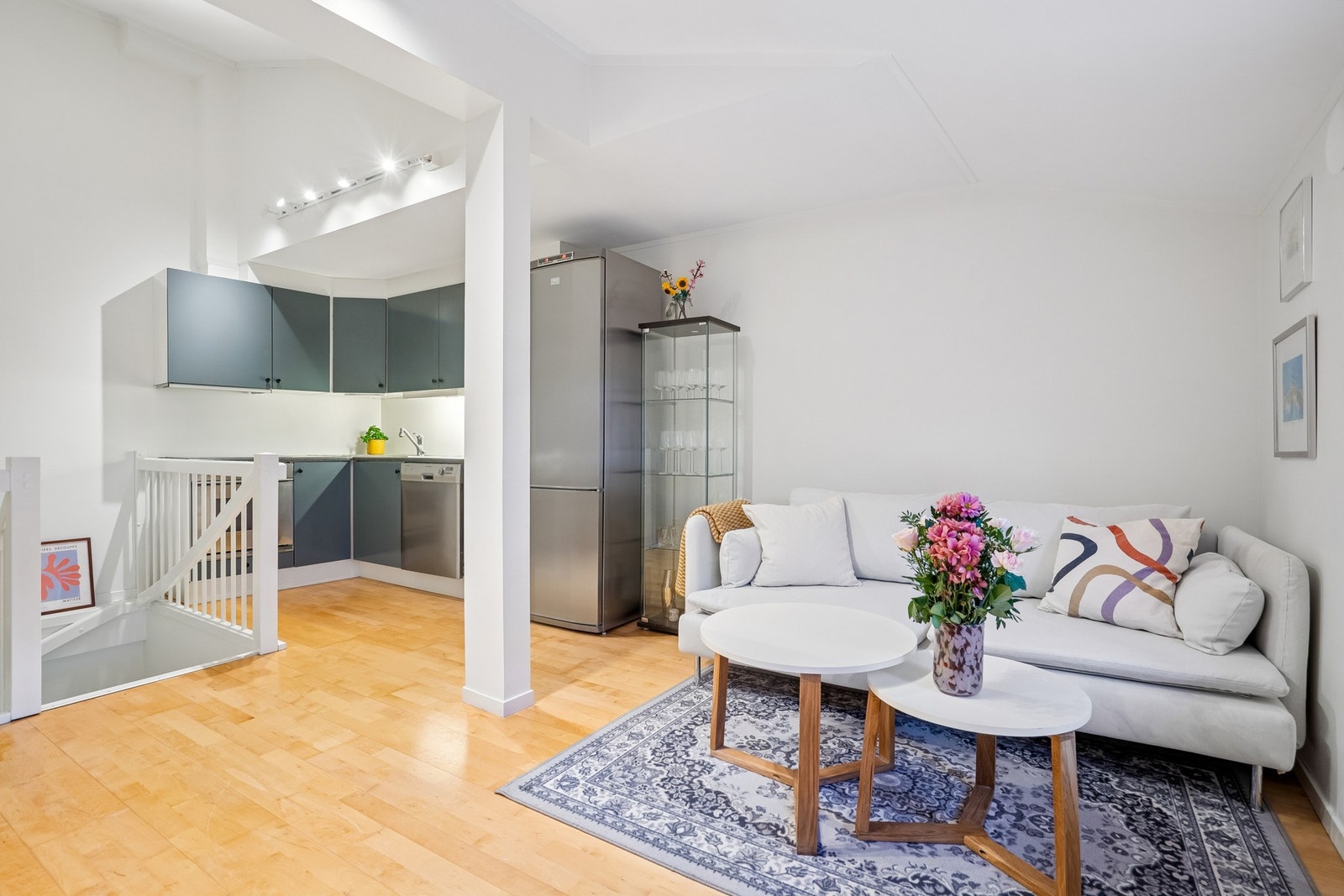 Åpen løsning i andre etasjen som sørger for en sosial atmosfære Galleribilde