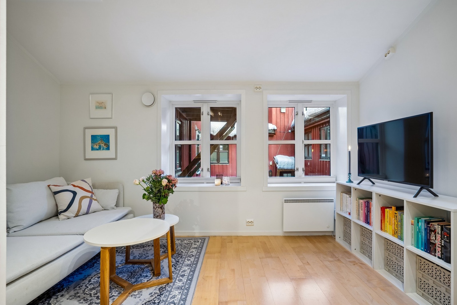 Vinduene vender mot bakgården til sameiet som begrenser lyden fra sentrum Galleribilde