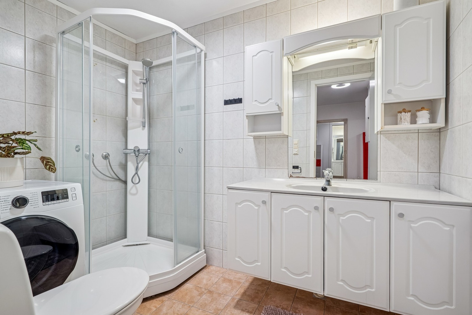 Badet er stort med god plass til møblering Galleribilde