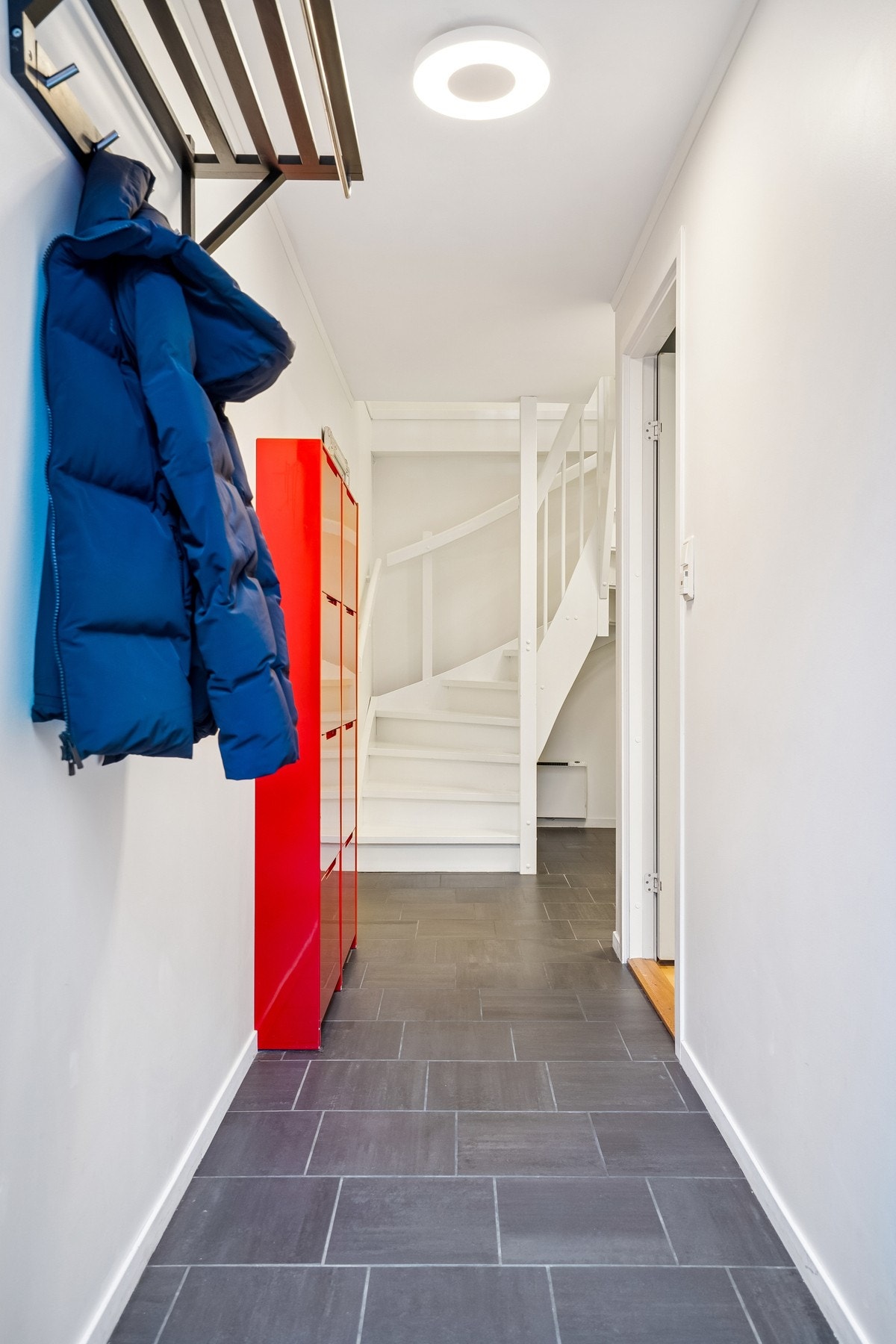 Velkommen inn! Praktisk flidlagt gang og entré Galleribilde