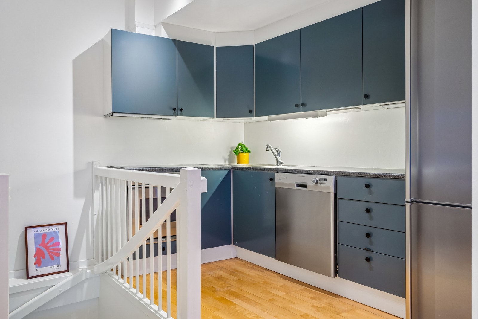 Kjøkken med rikelig med både skap-og benkeplass Galleribilde