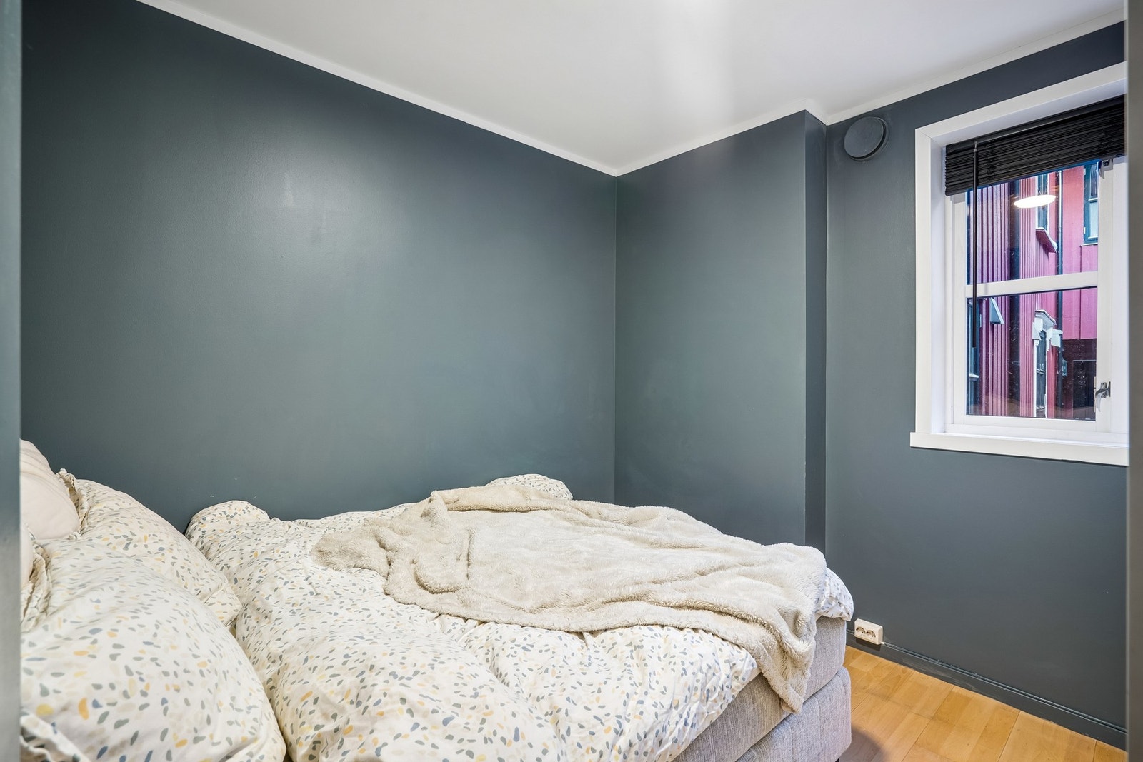 Soverommet er malt i moderne farger og har god plass til både dobbeltseng og garderobeløsning Galleribilde