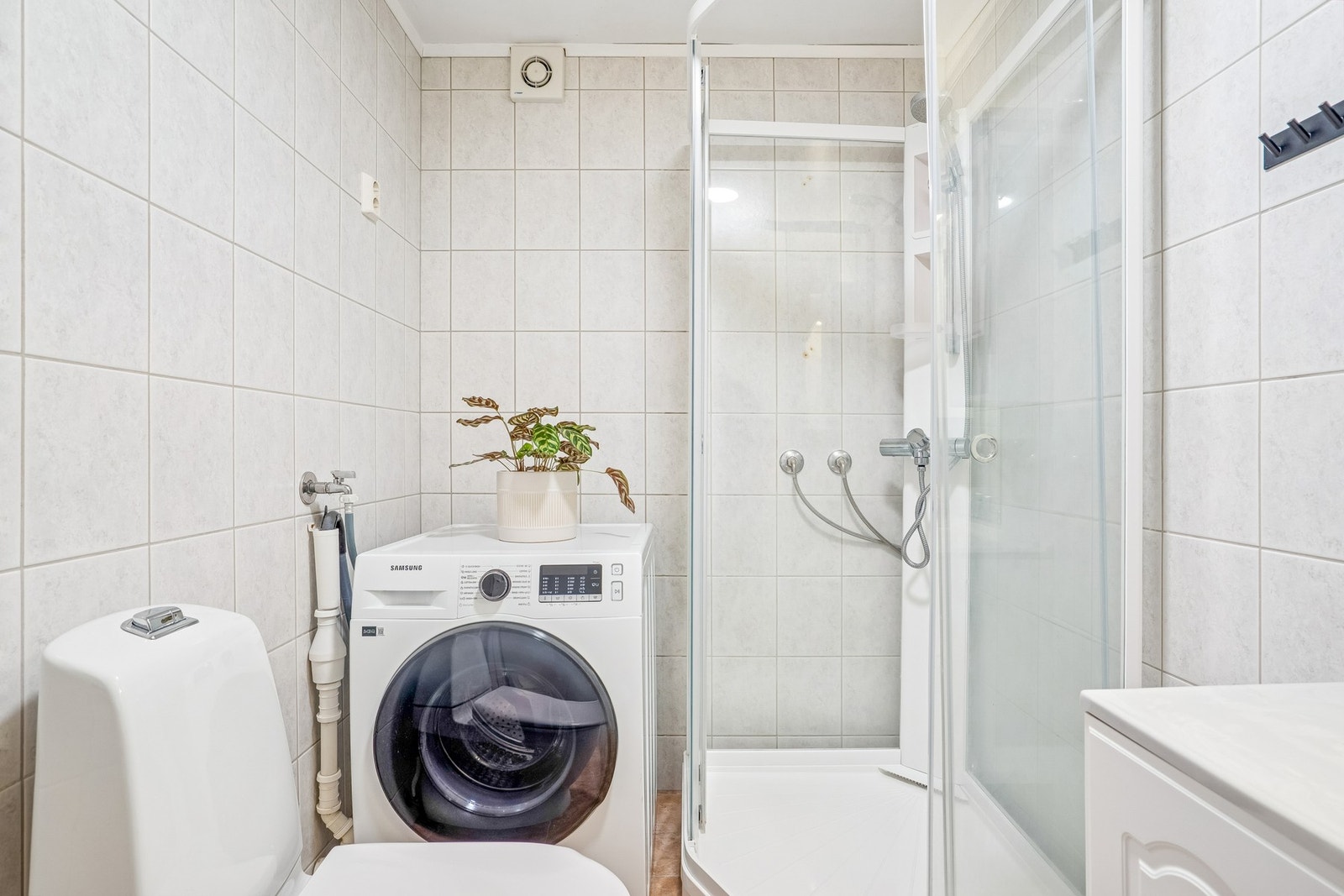 Bad med opplegg for vaskemaskin Galleribilde