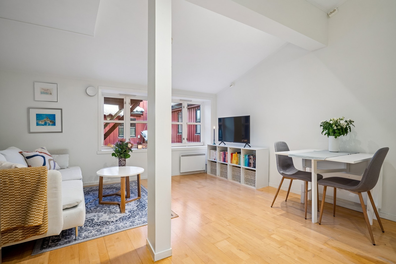 Stuen er lys og luftig med høy takhøyde Galleribilde