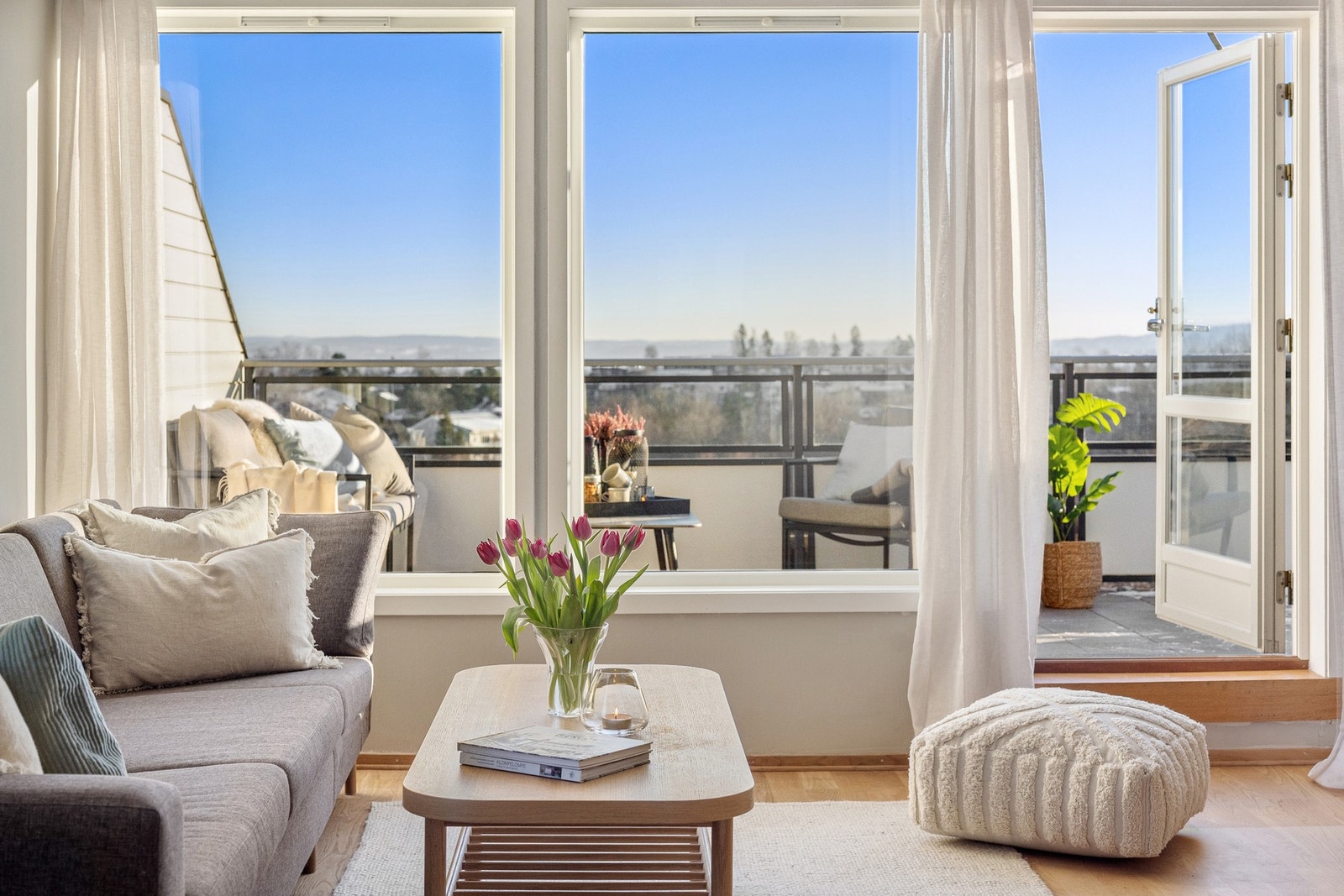 Store vindusflater i oppholdsrom gir et luftig rom Galleribilde