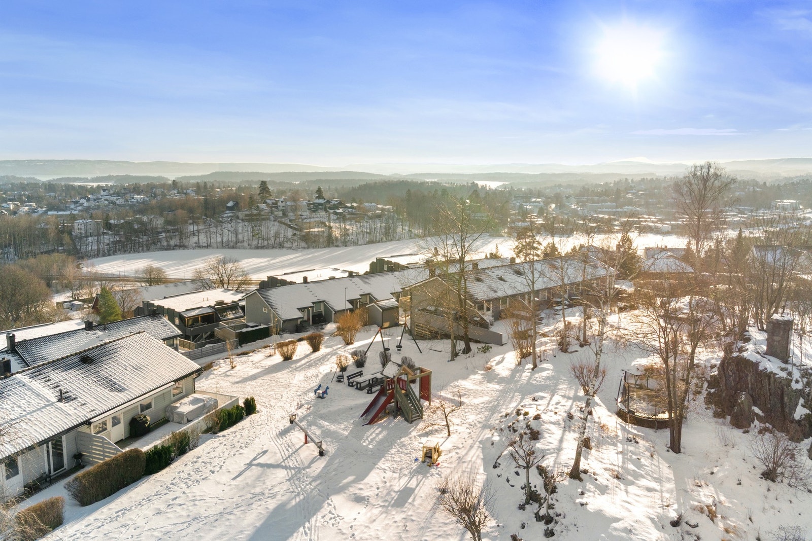 Leiligheten ligger i et supert sameie med store, gode fellesområder for store og små - eksempelvis med egen fotballbane, basketbane, skogareal, akebakke, lekeplass, gresslette etc. Galleribilde