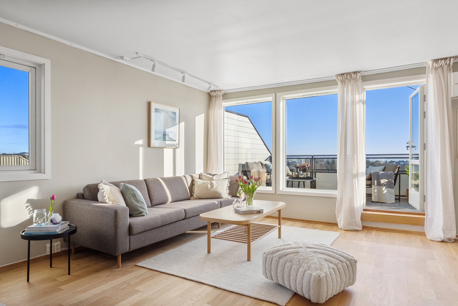 Boligen har en romslig planløsning og fint lysinnslipp Galleribilde