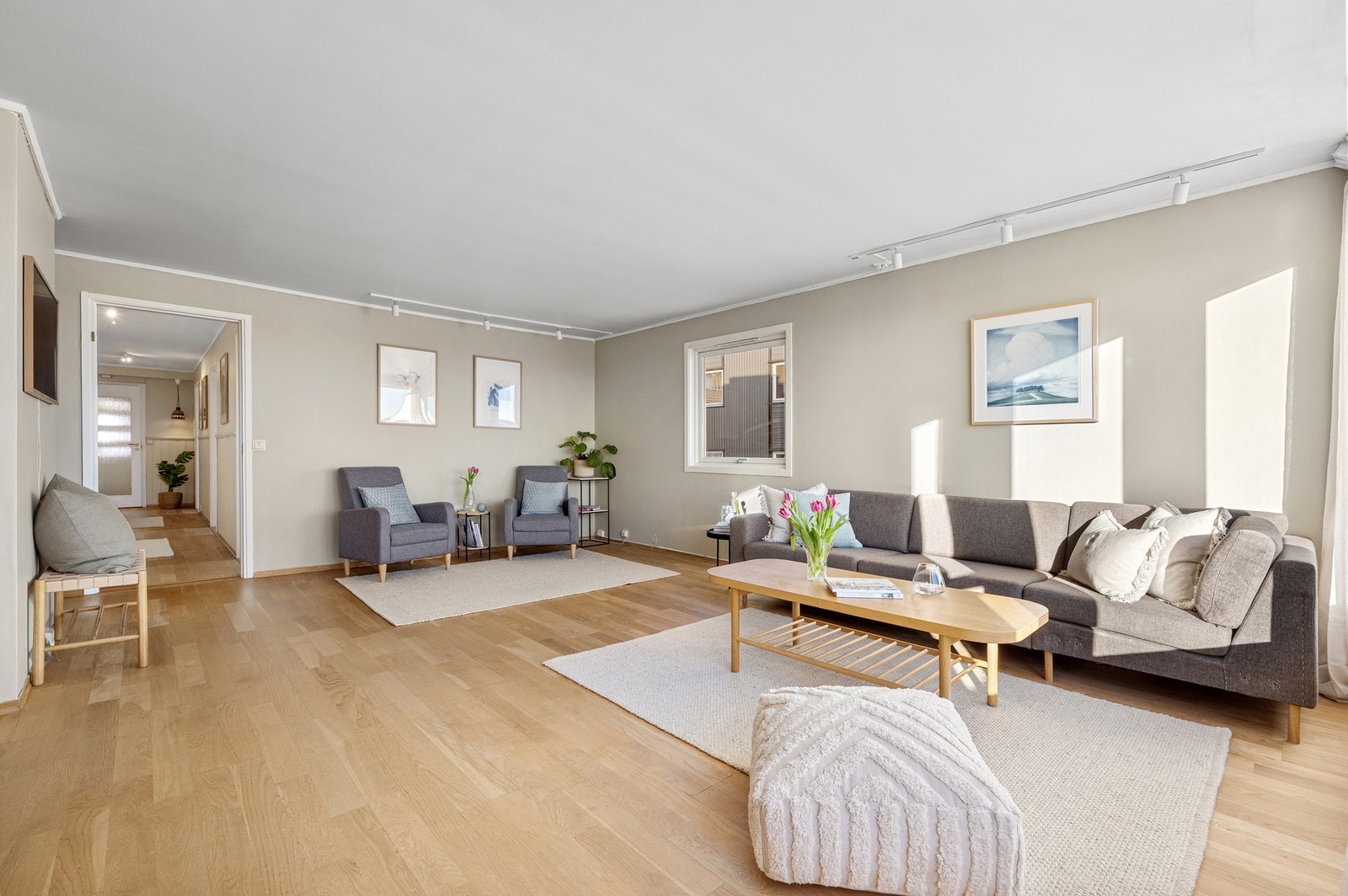 Rommet gir plass til flere sittegrupper Galleribilde