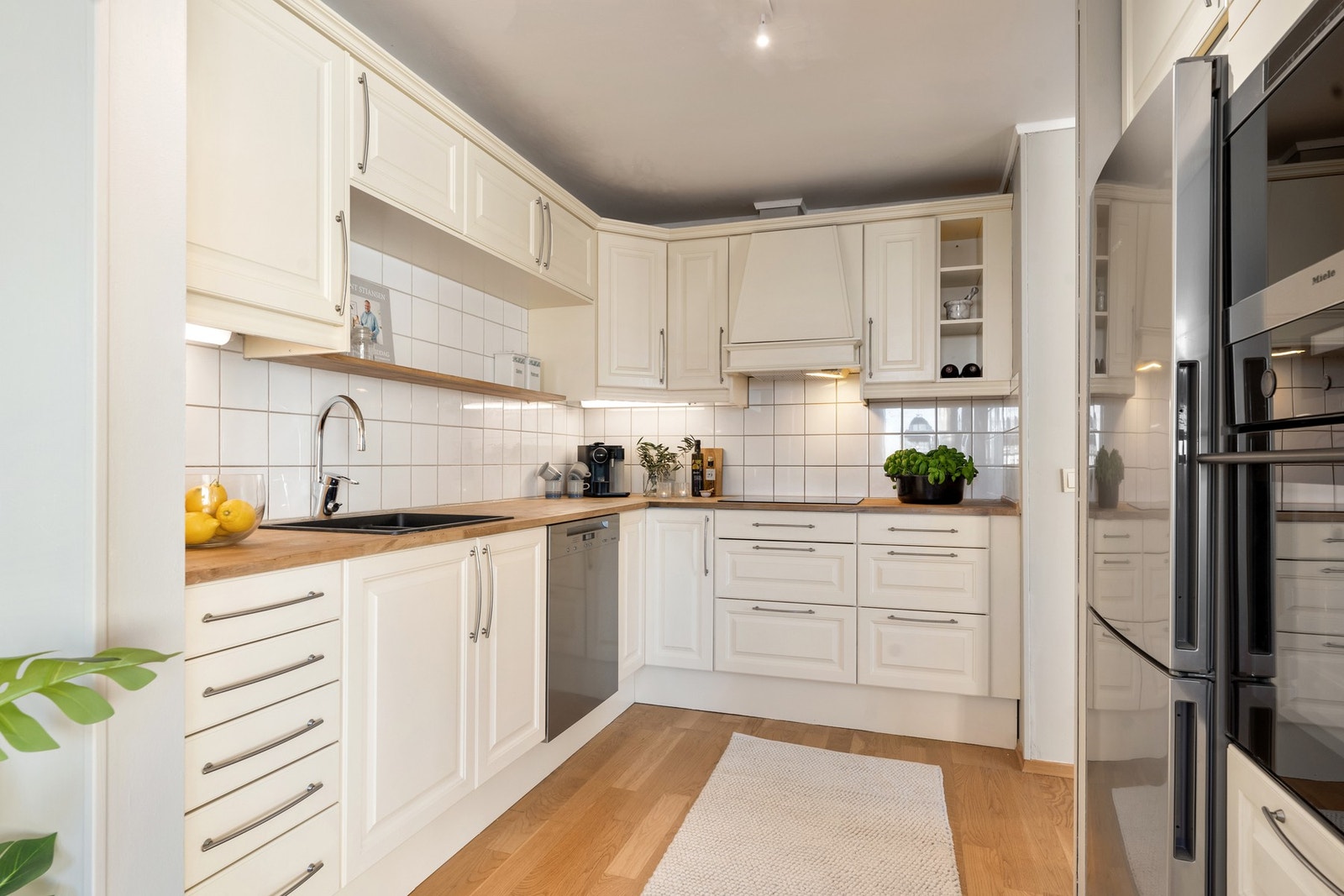 Innredning med mye skapplass og flere nyere hvitevarer! Galleribilde