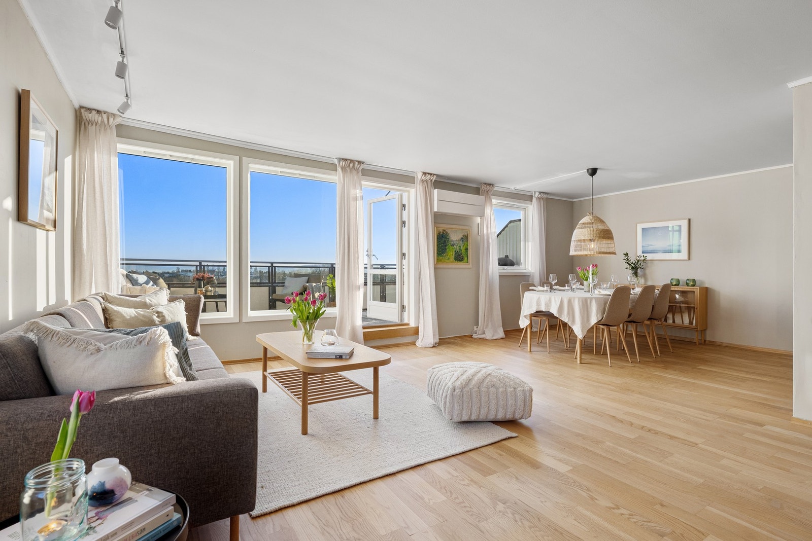 Åpen planløsning med stue, spisestuedel samt kjøkken i nisje Galleribilde