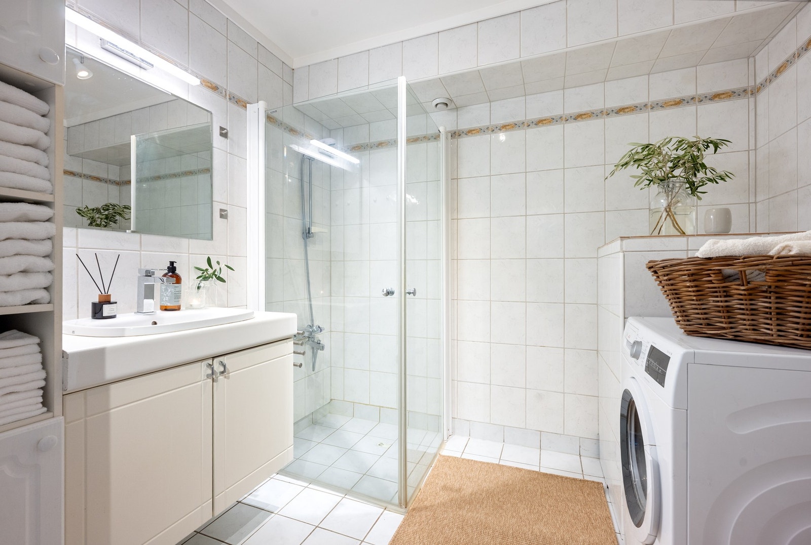 Badet har opplegg for vaskemaskin og elektrisk gulvvarme. Ved oppussing er det flere som slår sammen badet med nærliggende bod. Galleribilde