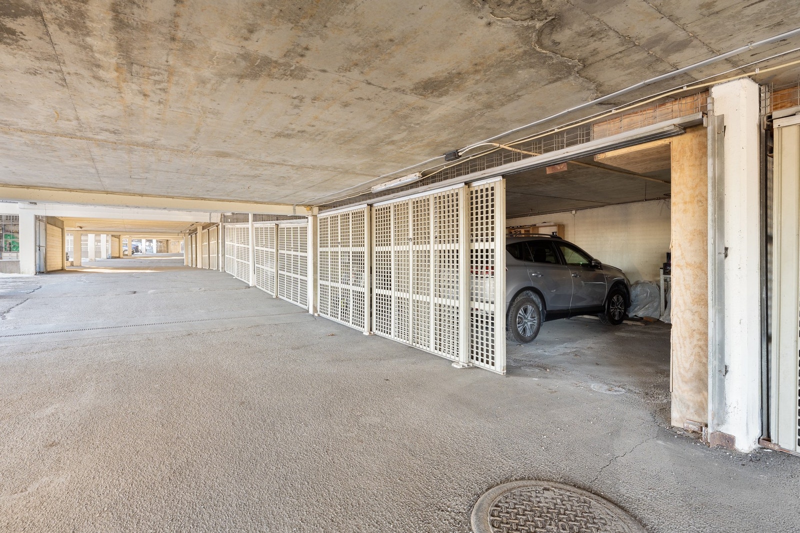 Lukket garasjeplass med Zaptec-lader Galleribilde