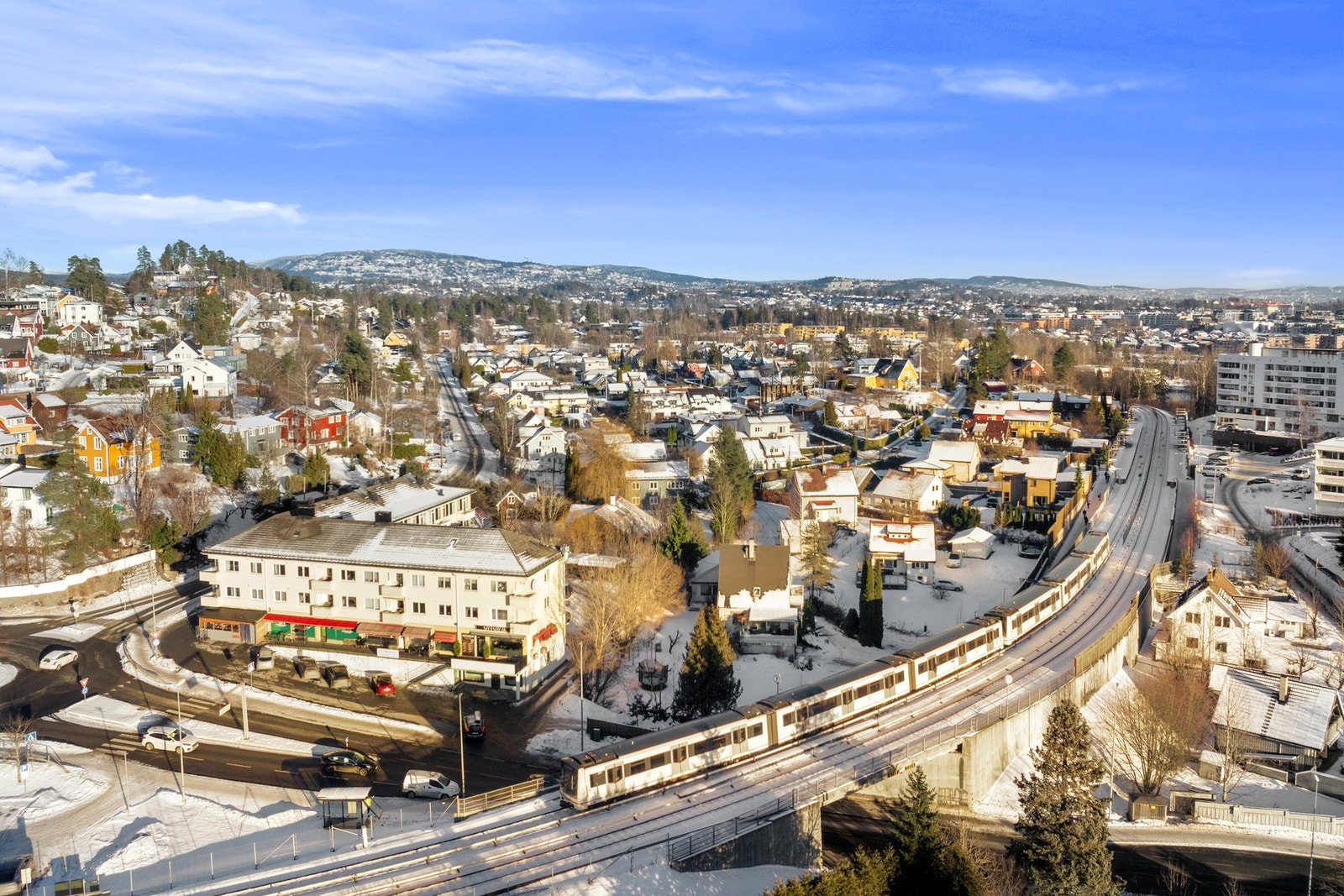 T-banen tar deg til sentrum (Nationaltheatret) på 24 min fra Avløs - her avbildet på Haslum hvor man også finner matbutikk og grønnsakshandler. Galleribilde
