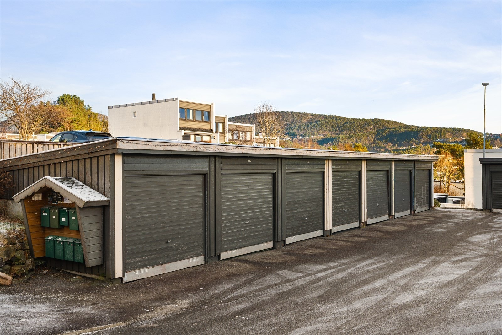 Det er egen garasjeplass til boligen. Galleribilde