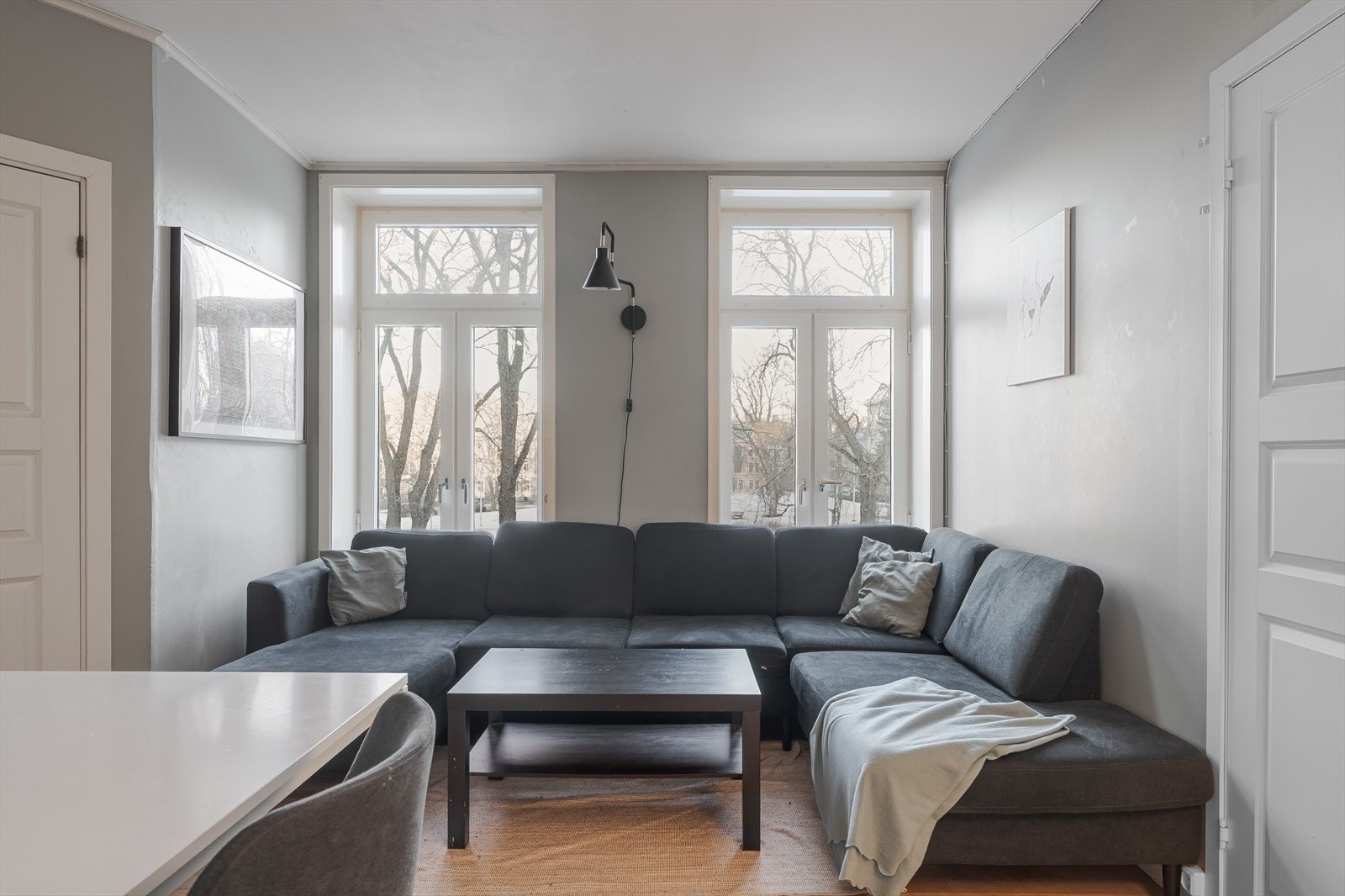 Store vindusflater gir et lyst og trivelig oppholdsrom Galleribilde